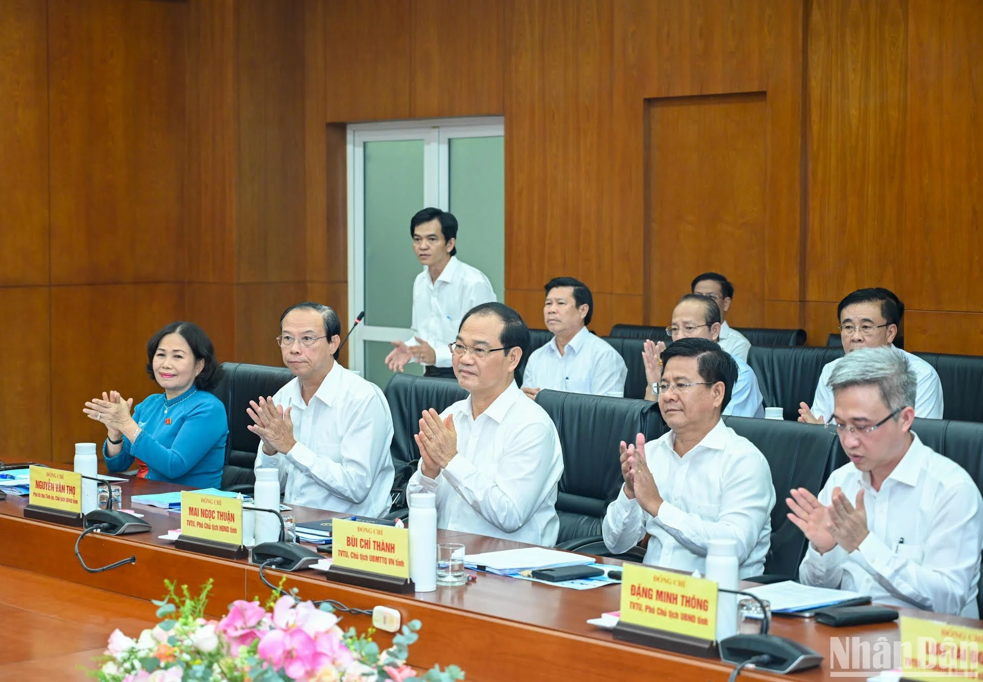 巴地头顿省委常委会领导出席会议。 巴地头顿省委常委会领导出席会议。