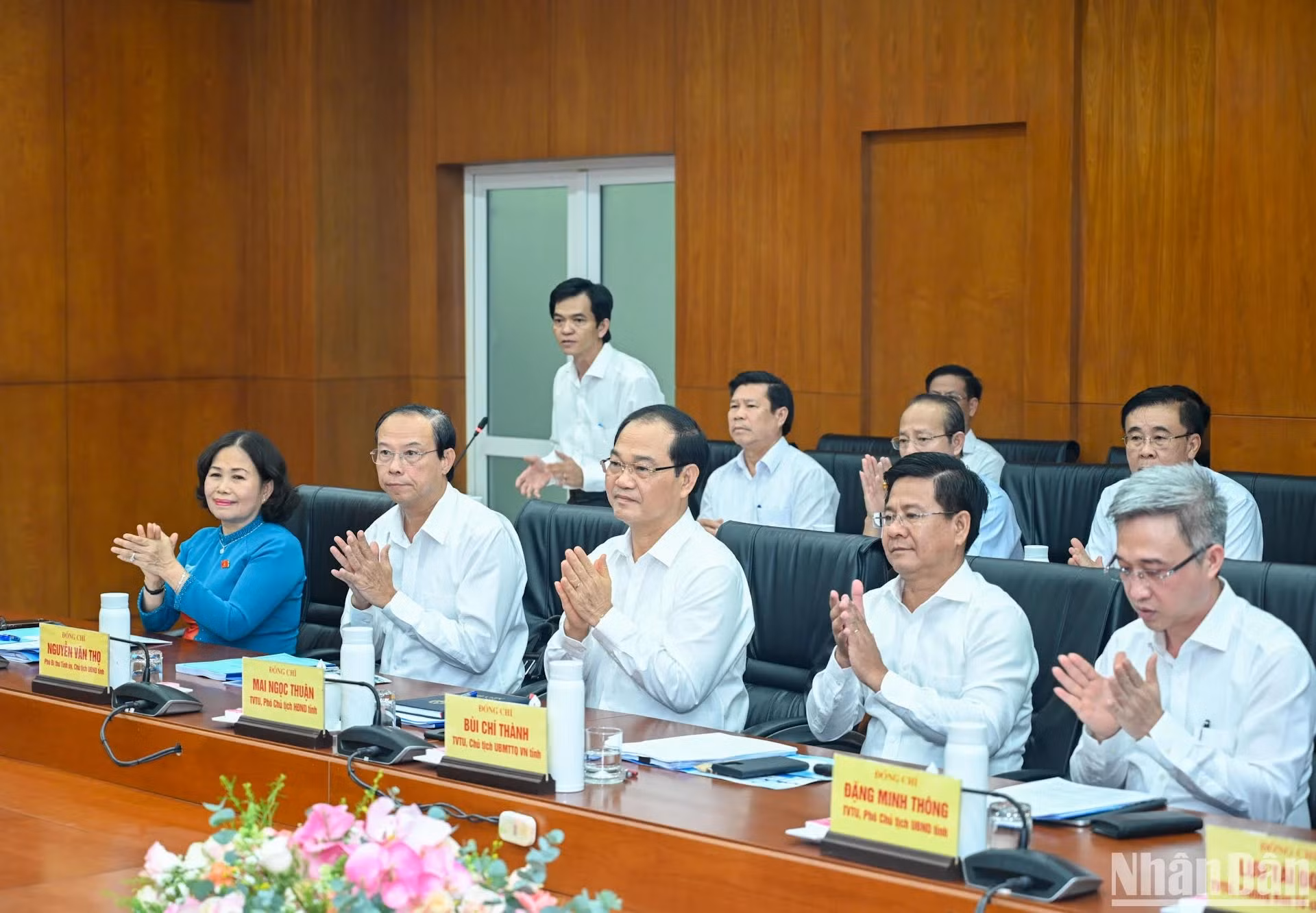 巴地头顿省委常委会领导出席会议。