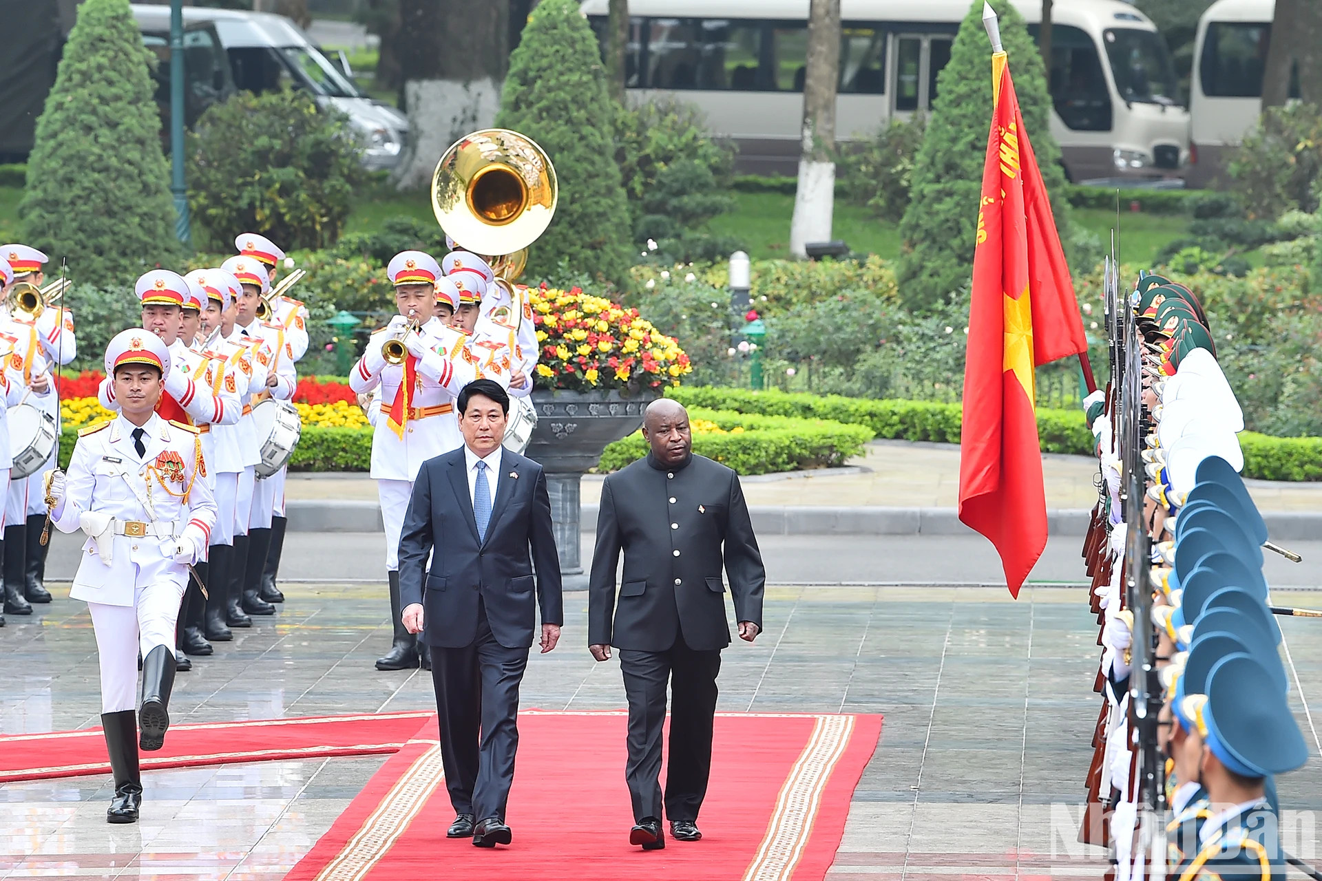 越南国家主席梁强和布隆迪总统埃瓦里斯特·恩达伊施米耶检阅越南人民军仪仗队。 越南国家主席梁强和布隆迪总统埃瓦里斯特·恩达伊施米耶检阅越南人民军仪仗队。