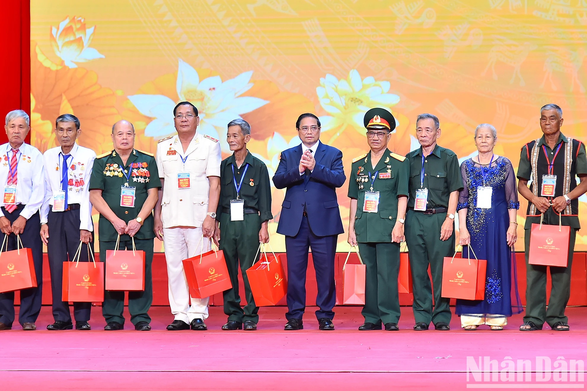 范明正总理向革命有功人员送去慰问品。 范明正总理向革命有功人员送去慰问品。