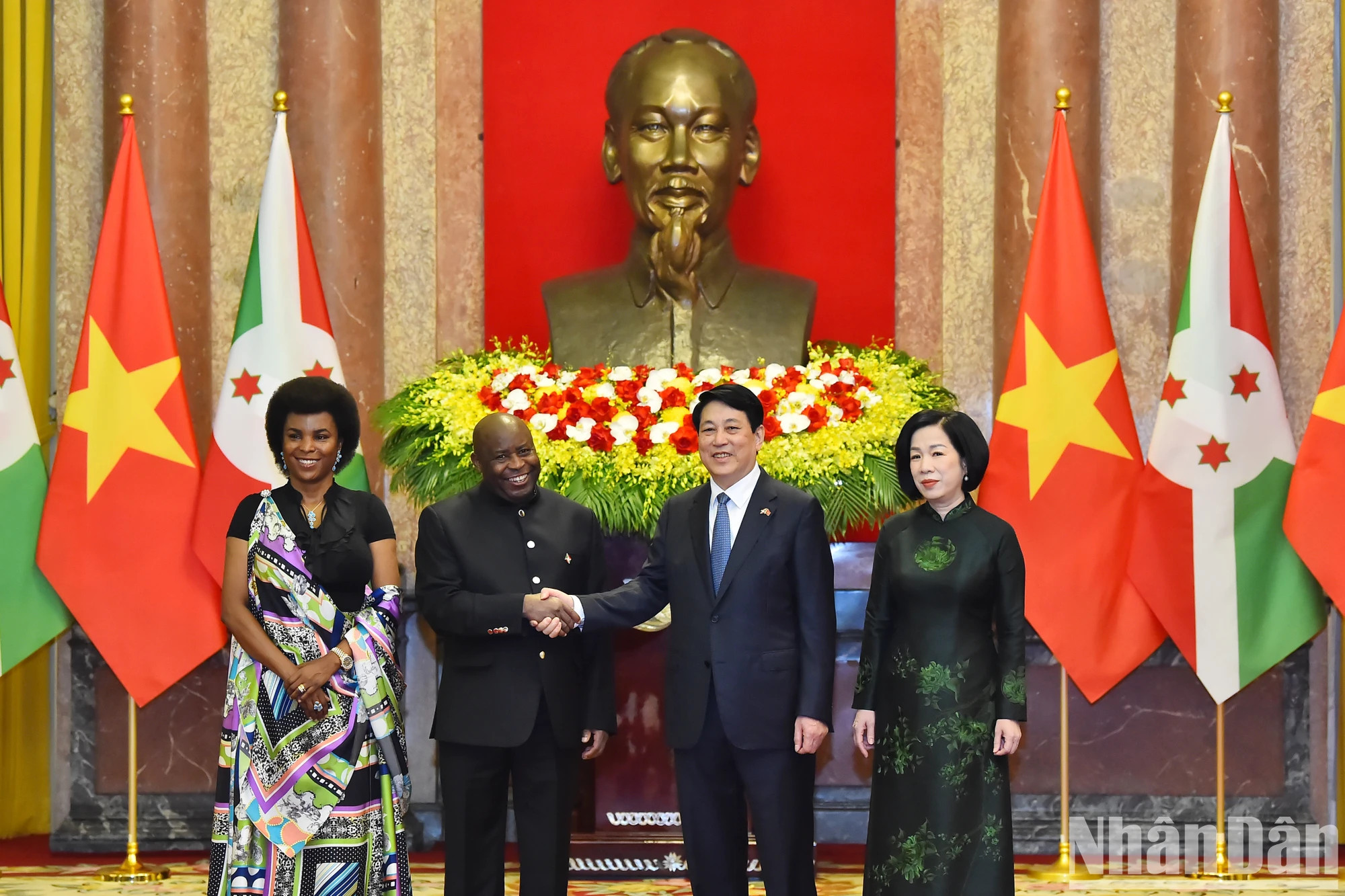 越南国家主席梁强及夫人和布隆迪总统埃瓦里斯特·恩达伊施米耶及夫人在欢迎仪式结束后合影。 越南国家主席梁强及夫人和布隆迪总统埃瓦里斯特·恩达伊施米耶及夫人在欢迎仪式结束后合影。