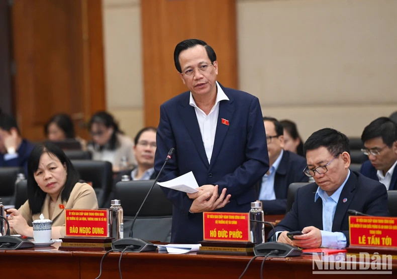 劳动荣军与社会部部长陶玉容在会上发表讲话。 劳动荣军与社会部部长陶玉容在会上发表讲话。