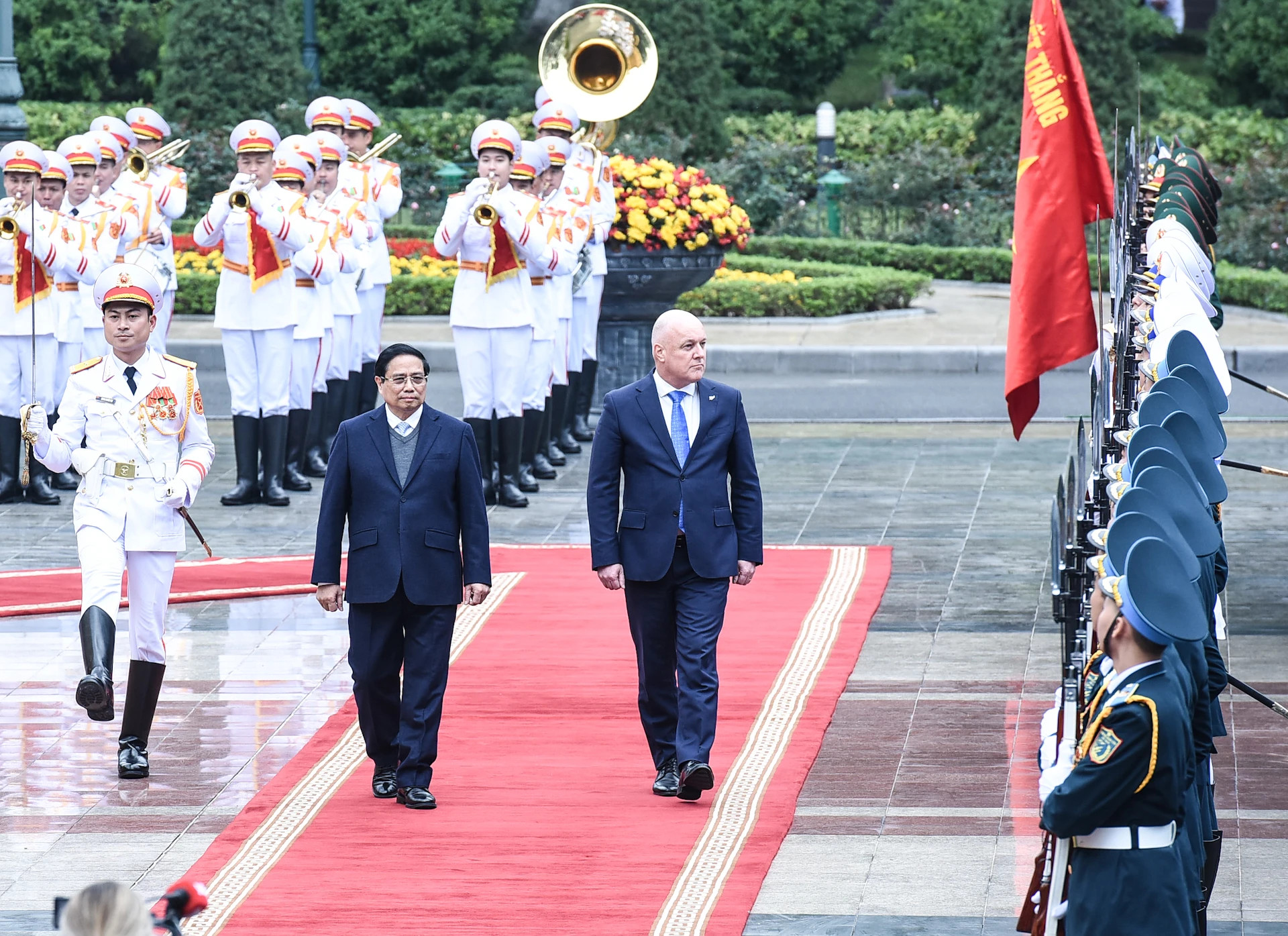 范明正总理和拉克森总理检阅越南人民军仪仗队。 范明正总理和拉克森总理检阅越南人民军仪仗队。