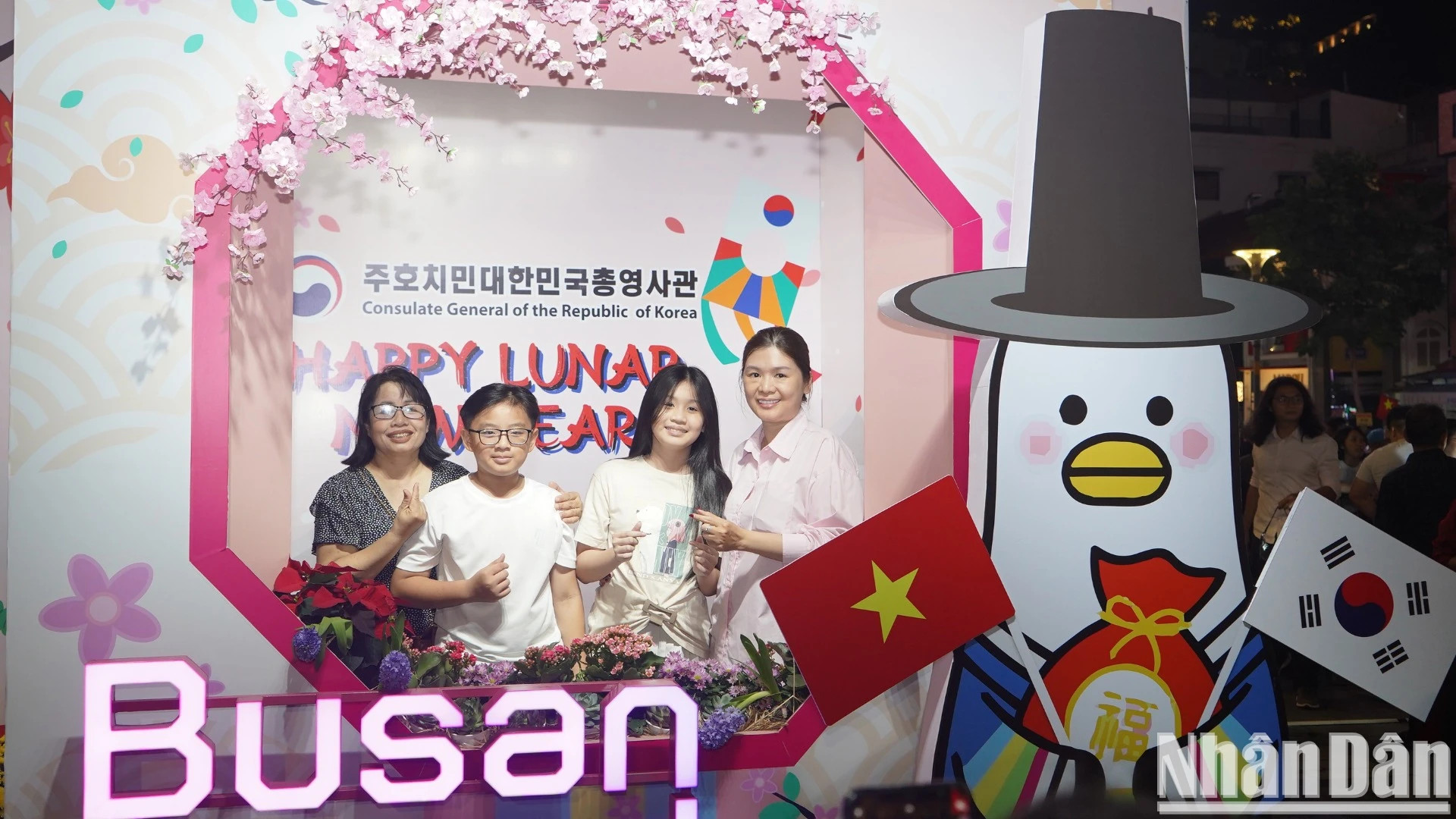 阮惠花街是胡志明市民众、国内和国外游客最具吸引了的目的地。