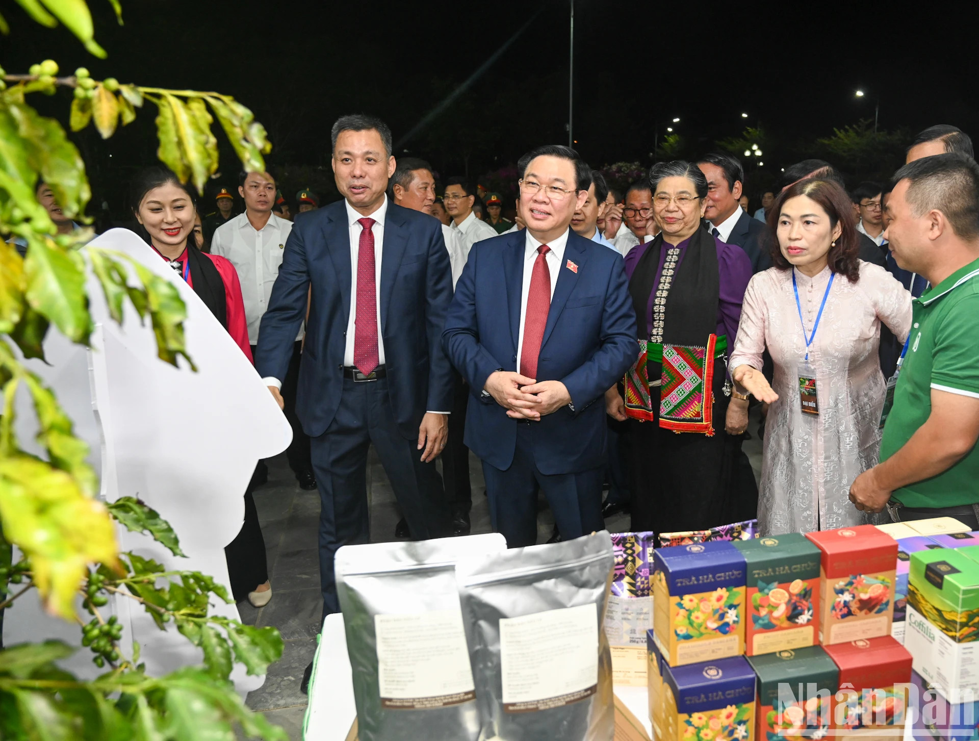 国会主席王廷慧参观“山罗咖啡:融入与发展”展览会的展位。(维玲 摄) 国会主席王廷慧参观“山罗咖啡:融入与发展”展览会的展位。(维玲 摄)