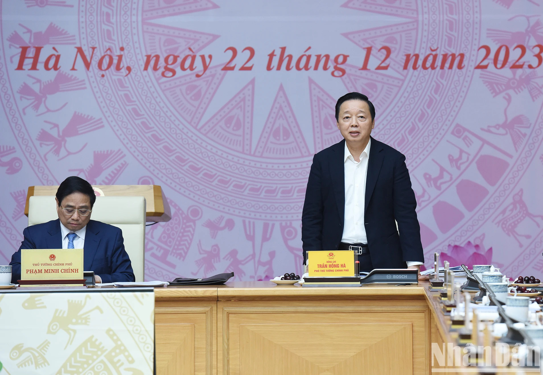 政府副总理陈红河在会上发表讲话。 政府副总理陈红河在会上发表讲话。