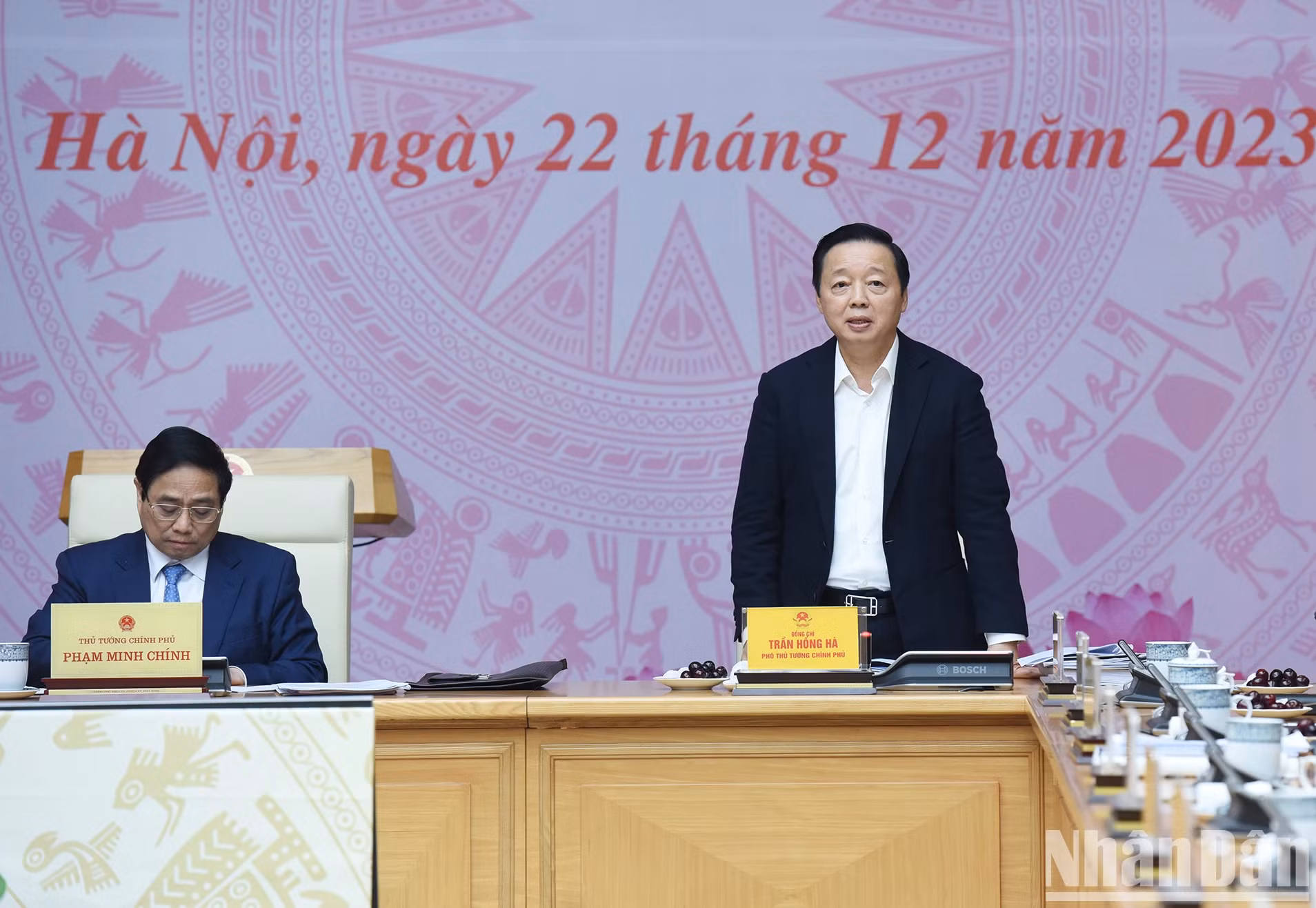 政府副总理陈红河在会上发表讲话。