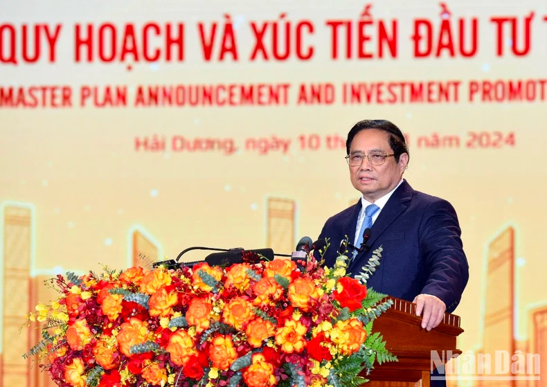 范明正总理发表讲话。