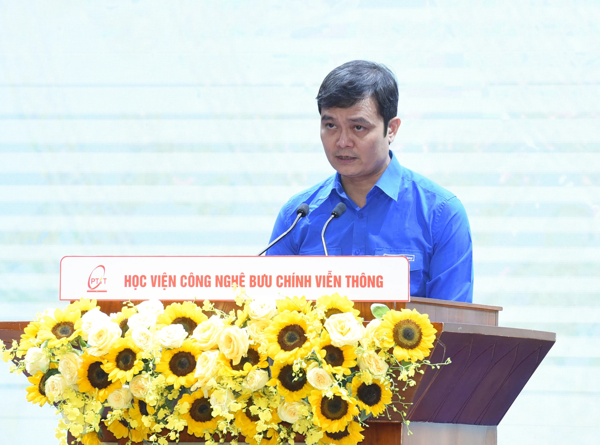 越南胡志明共青团中央委员会第一书记裴光辉在仪式上发表讲话。