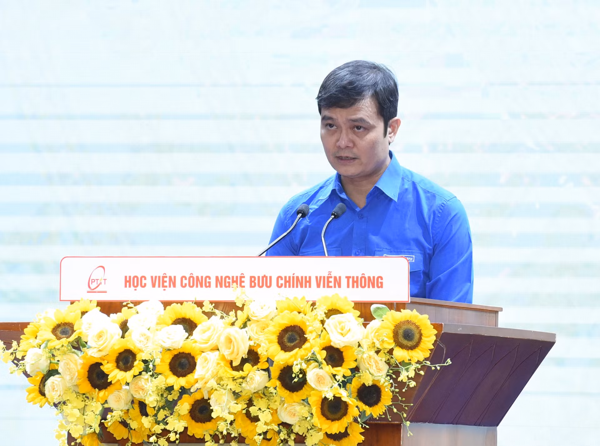 越南胡志明共青团中央委员会第一书记裴光辉在仪式上发表讲话。