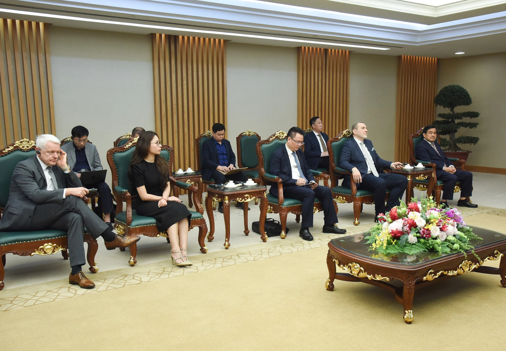 陪同克劳斯·泽尔默先生的代表团。