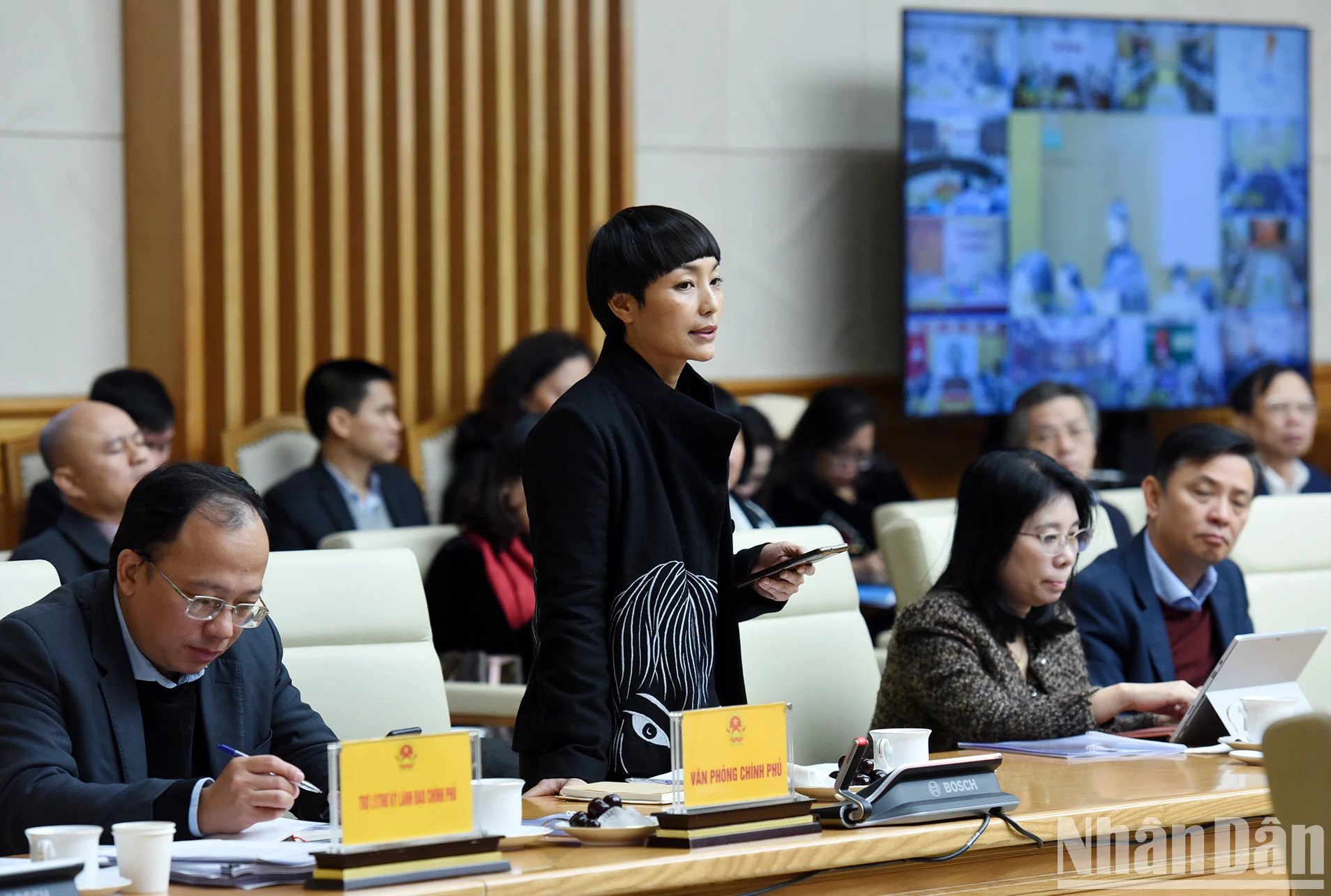 与会代表发表讲话。 与会代表发表讲话。