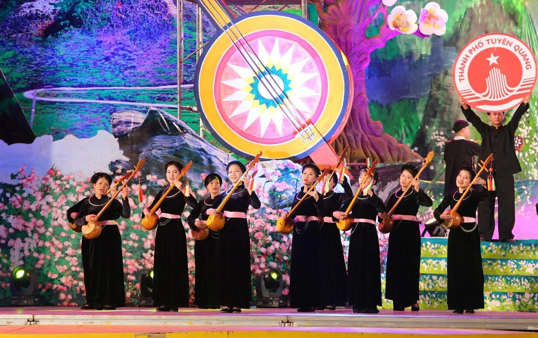 岱依族人和“天”曲。（成达 摄）