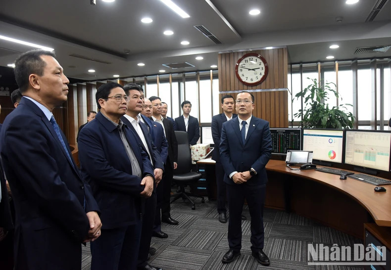 政府总理范明实地考察国家电力系统调度中心。 政府总理范明实地考察国家电力系统调度中心。