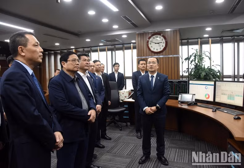 政府总理范明实地考察国家电力系统调度中心。
