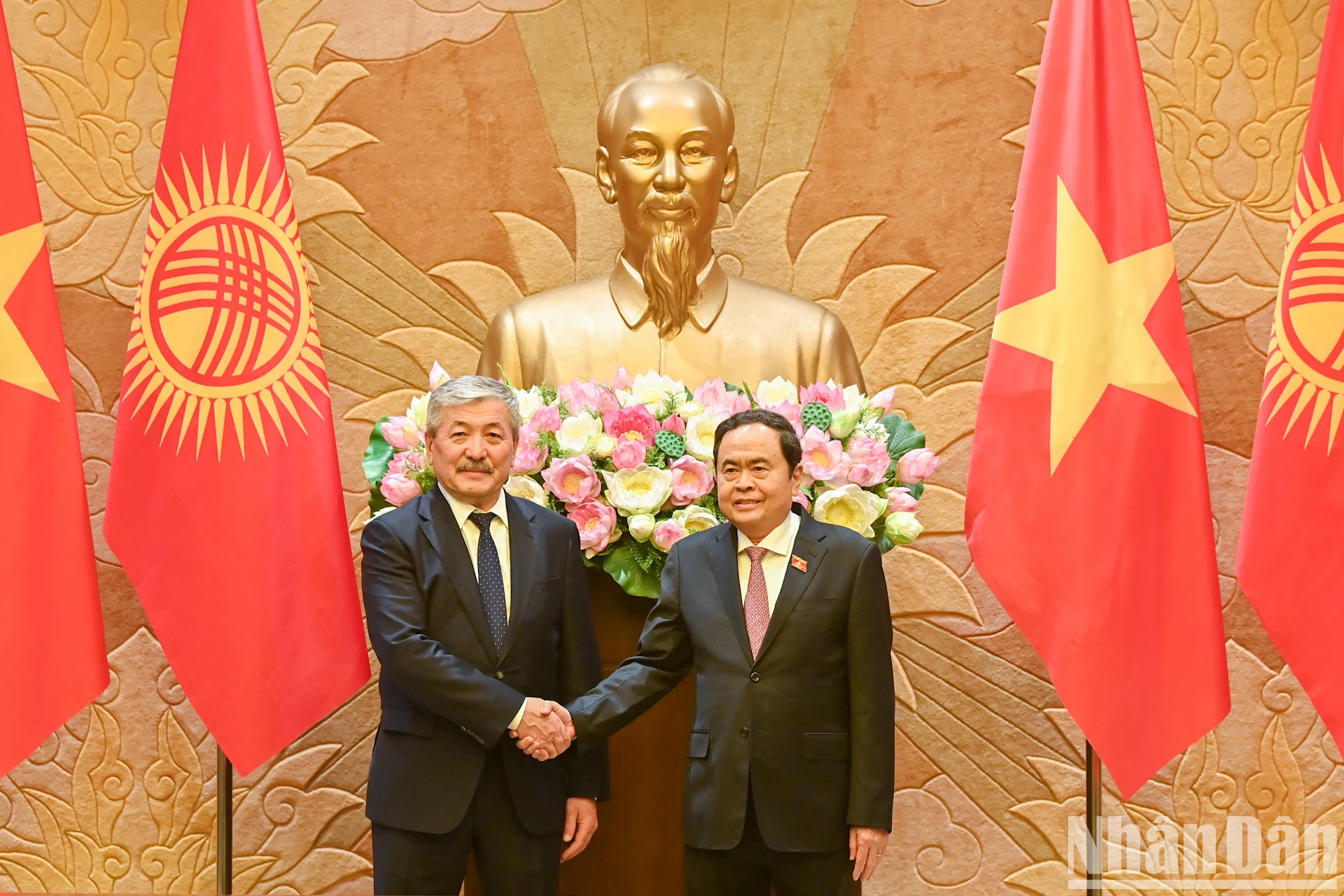 国会主席陈青敏会见阿德尔别克·卡西马利耶夫总理。 国会主席陈青敏会见阿德尔别克·卡西马利耶夫总理。