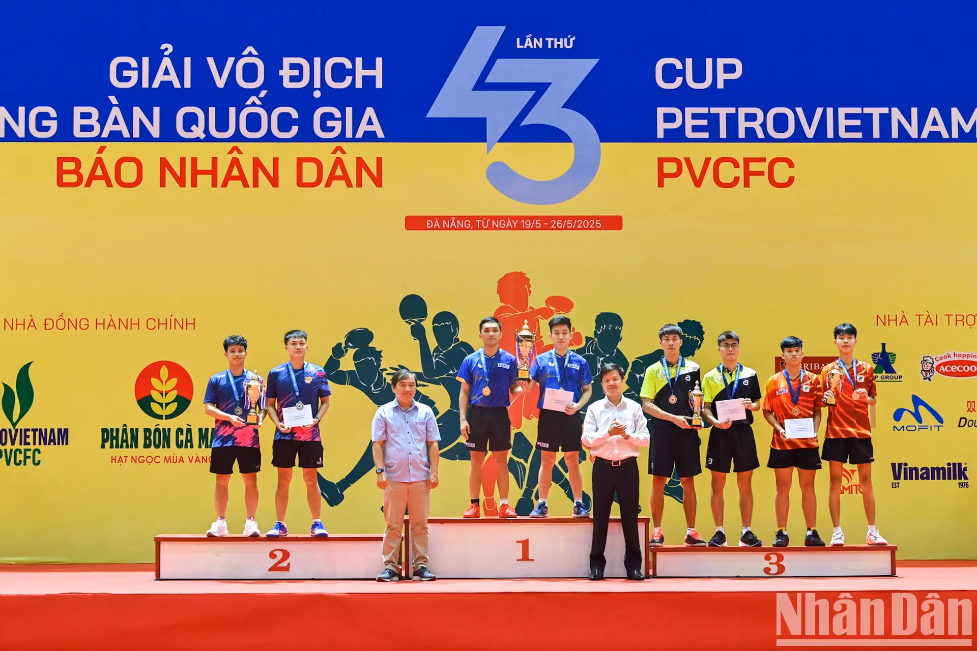 组委会代表颁发男子双打奖。