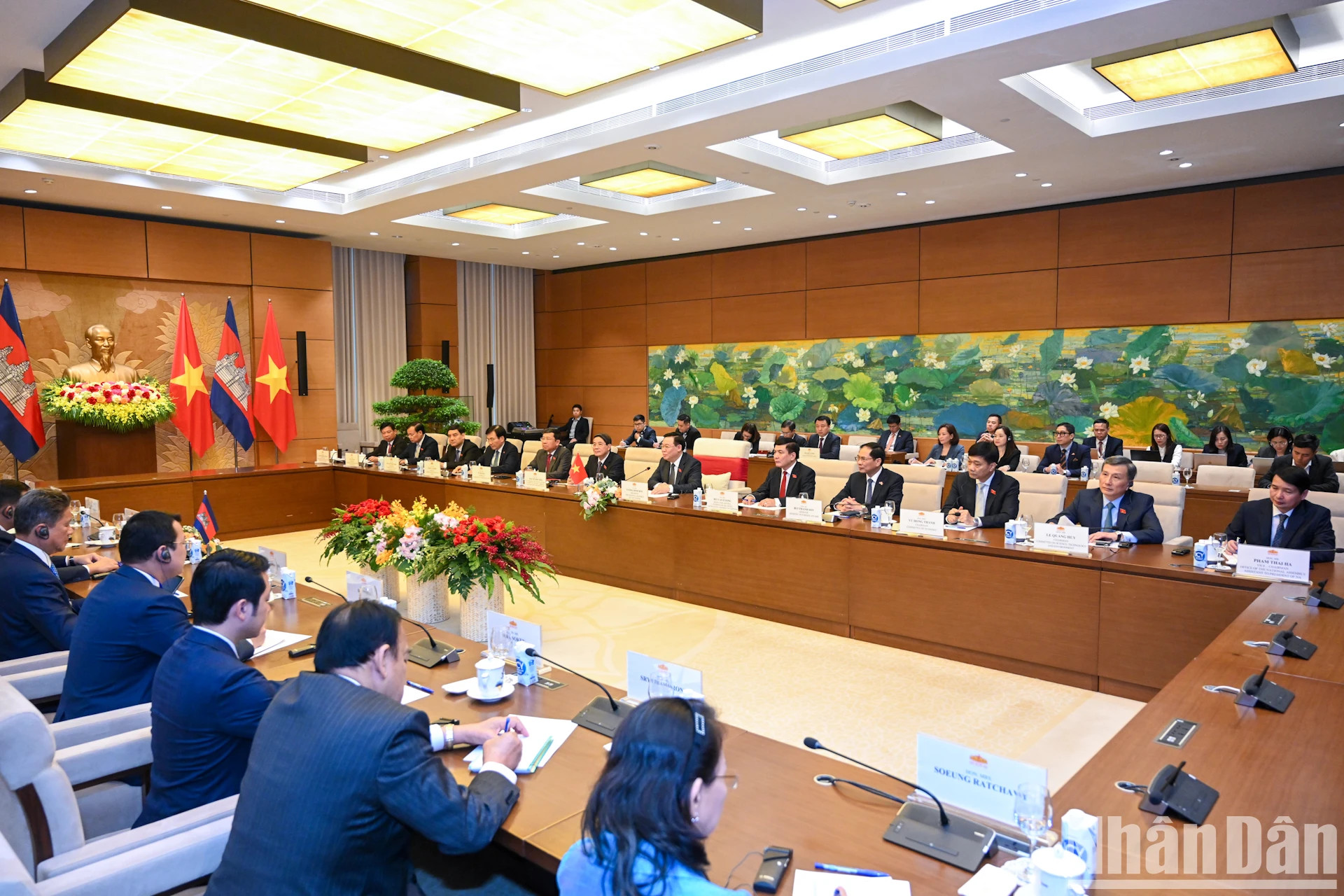 越南国会主席王廷惠会见柬埔寨首相洪玛奈。 越南国会主席王廷惠会见柬埔寨首相洪玛奈。