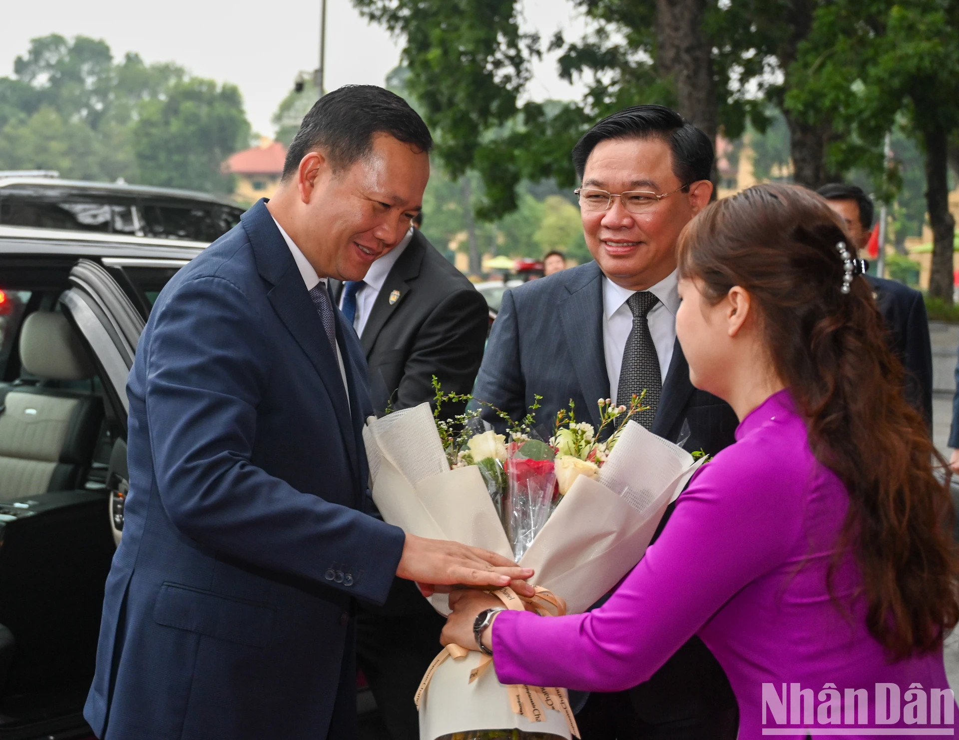 越南国会办公厅代表送鲜花欢迎柬埔寨首相洪玛奈正式访越。 越南国会办公厅代表送鲜花欢迎柬埔寨首相洪玛奈正式访越。