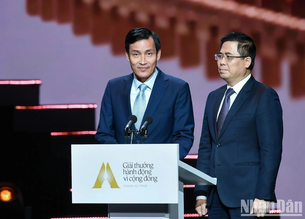 自然资源与环境部副部长陈贵坚及科技部副部长阮黄江向获奖项目颁奖。 自然资源与环境部副部长陈贵坚及科技部副部长阮黄江向获奖项目颁奖。