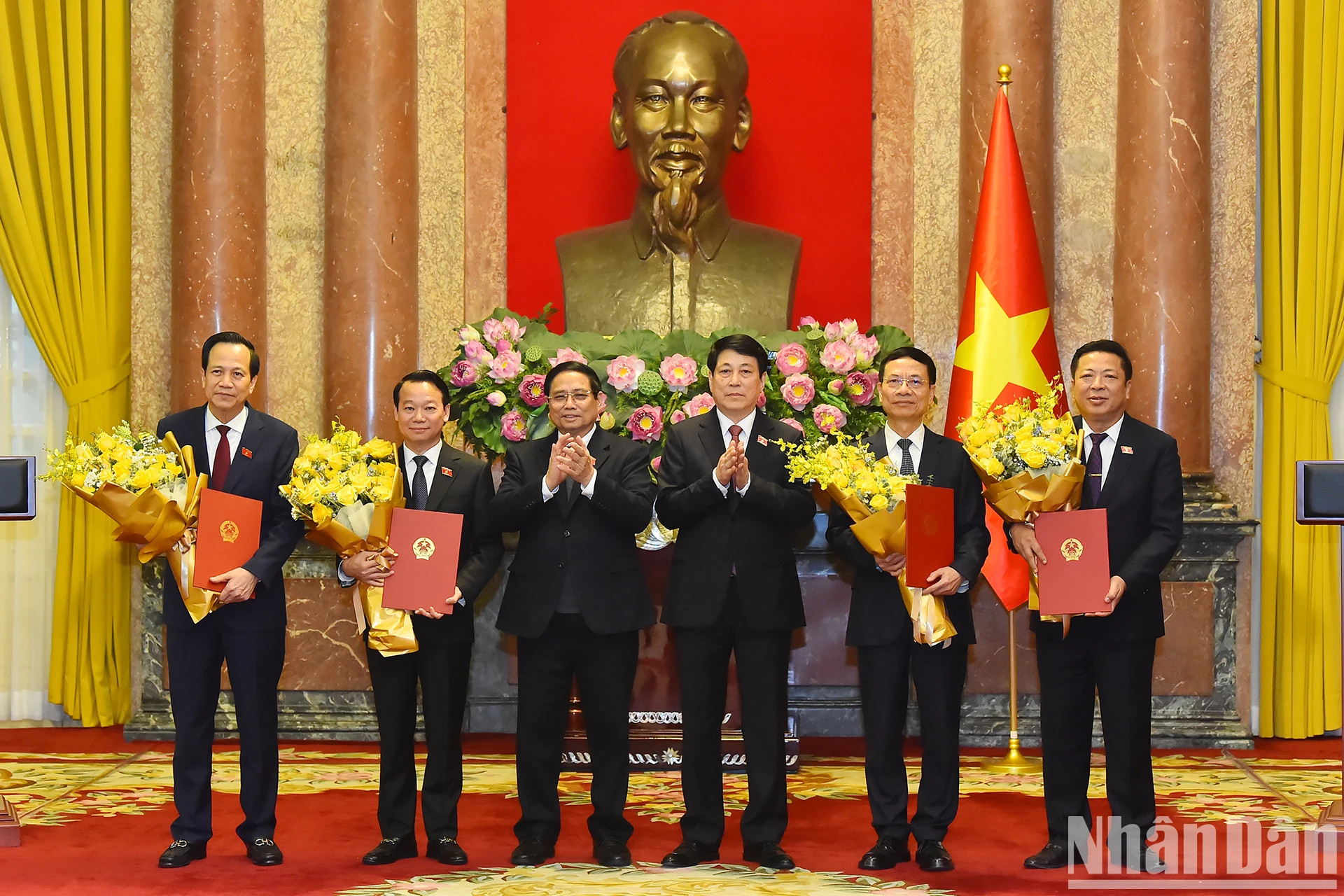 国家主席梁强,政府总理范明正赠送鲜花祝贺新任建设部部长陈红明、科技部部长阮孟雄、农业与环境部部长杜德维、民族与宗教部部长陶玉容等各位越共中央委员。 国家主席梁强,政府总理范明正赠送鲜花祝贺新任建设部部长陈红明、科技部部长阮孟雄、农业与环境部部长杜德维、民族与宗教部部长陶玉容等各位越共中央委员。