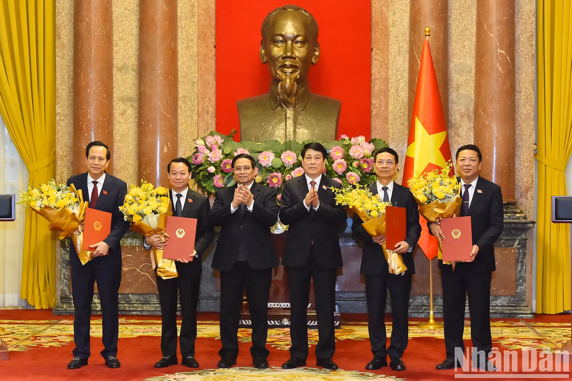 国家主席梁强，政府总理范明正赠送鲜花祝贺新任建设部部长陈红明、科技部部长阮孟雄、农业与环境部部长杜德维、民族与宗教部部长陶玉容等各位越共中央委员。