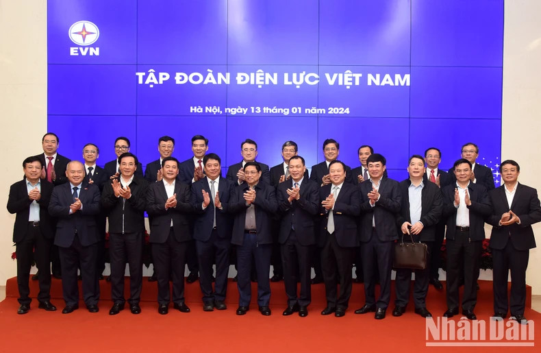 政府总理范明正同越南电力集团领导。 政府总理范明正同越南电力集团领导。