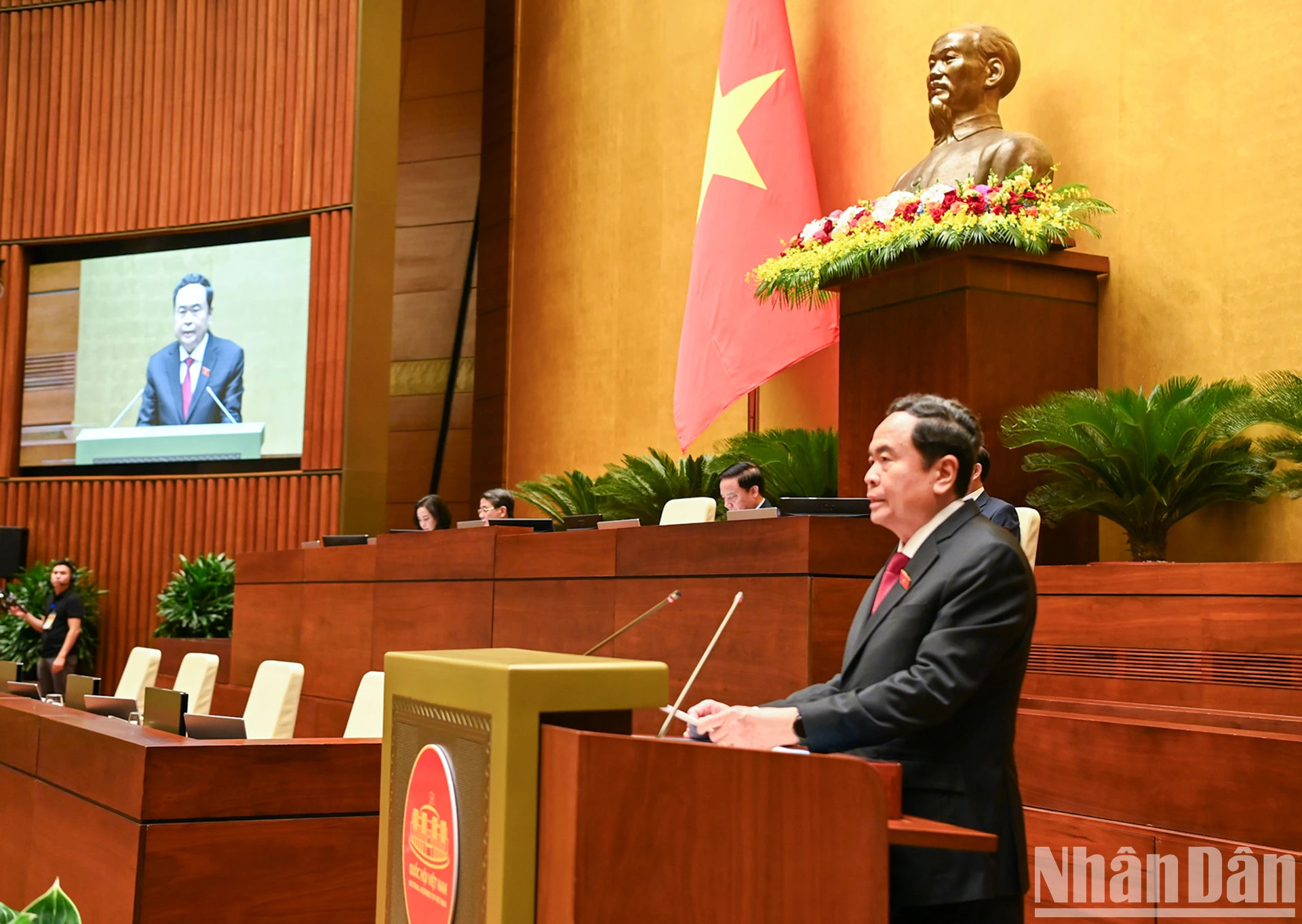 国会主席陈青敏在第十五届国会第七次会议闭幕式上发表讲话。 国会主席陈青敏在第十五届国会第七次会议闭幕式上发表讲话。