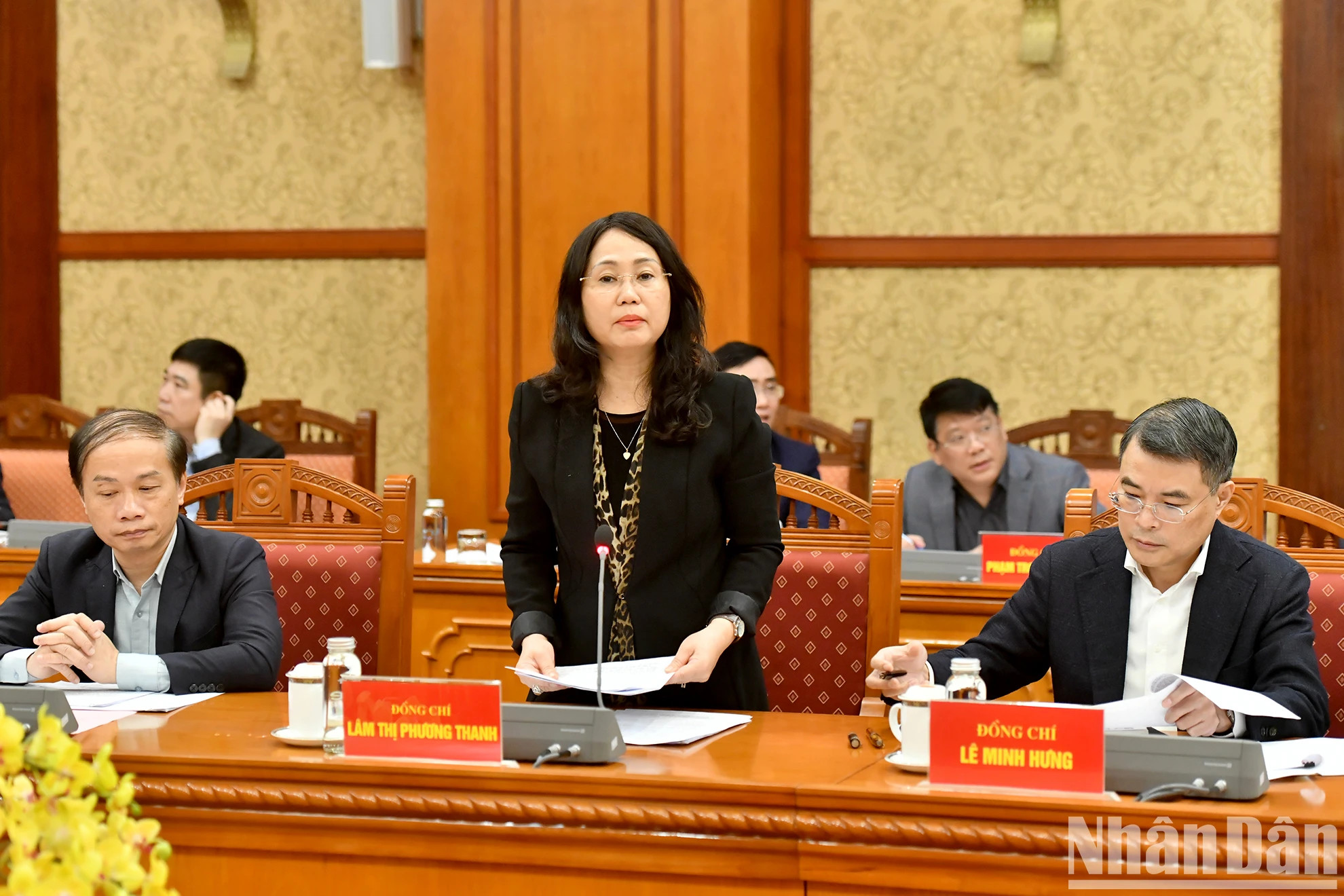 越共中央委员、越共中央办公厅常务副主任林氏芳青作越共十四大服务组织计划草案。