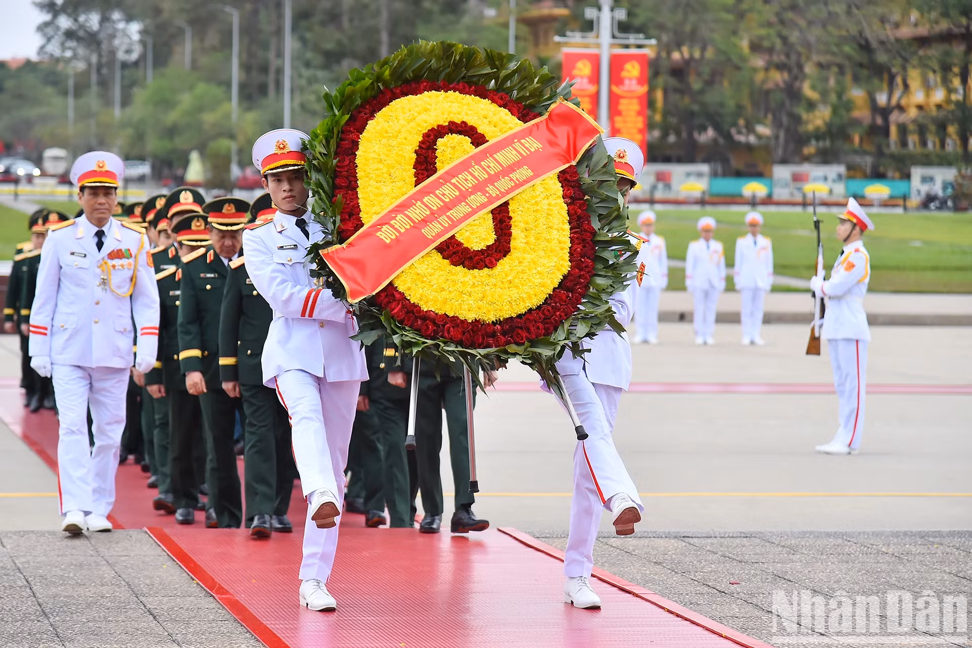中央军委、国防部代表团入陵瞻仰胡志明主席遗容。 中央军委、国防部代表团入陵瞻仰胡志明主席遗容。