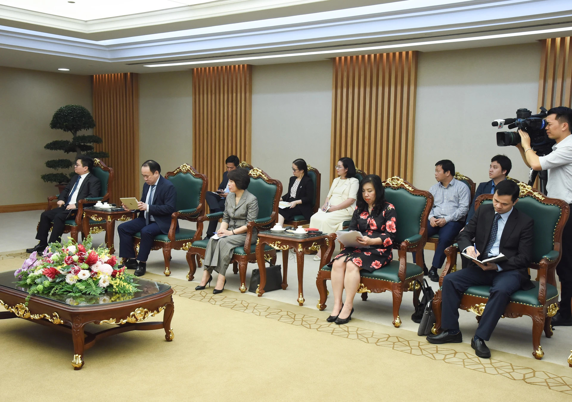 越南政府各部委行业领导一同出席。