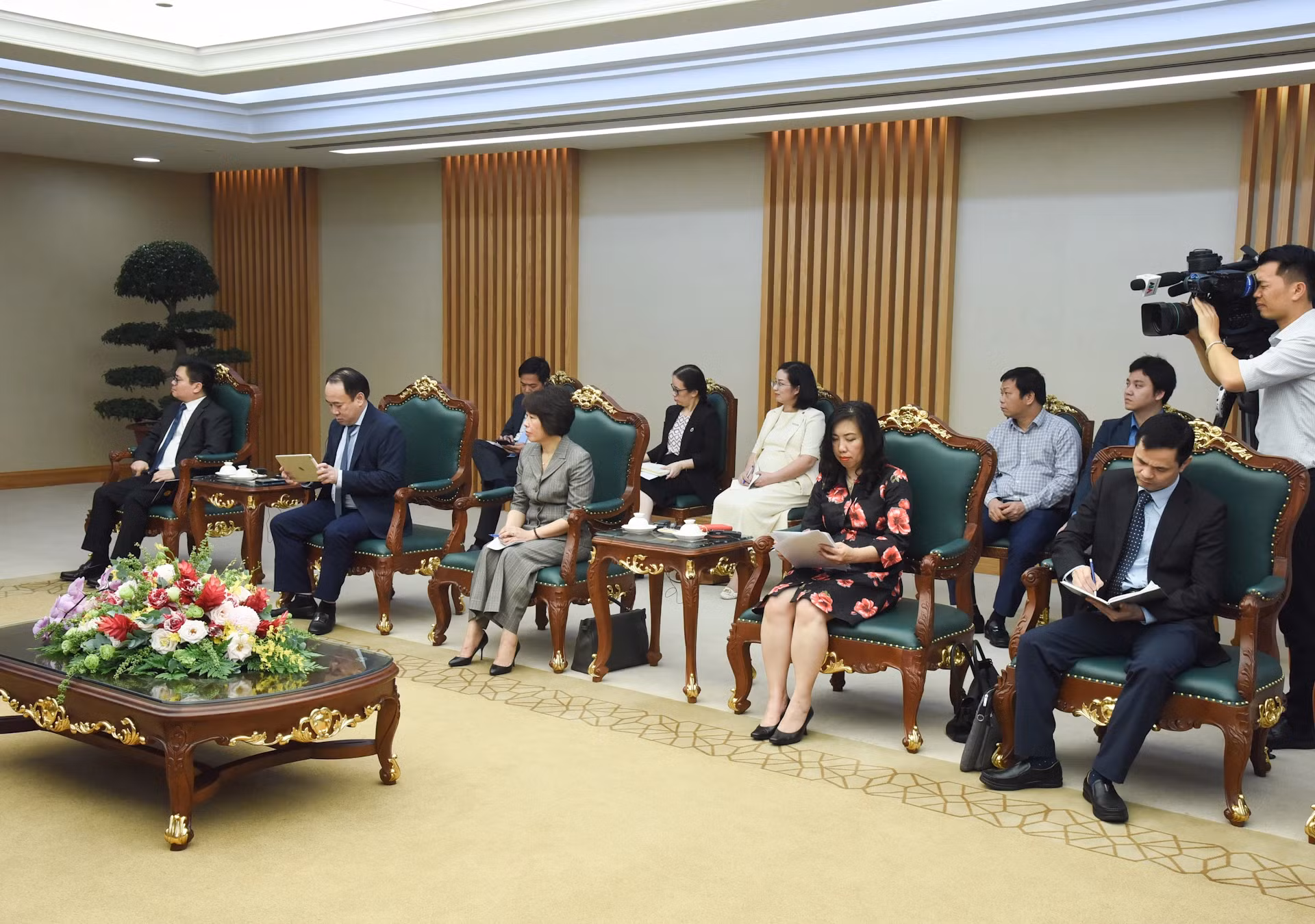 越南政府各部委行业领导一同出席。