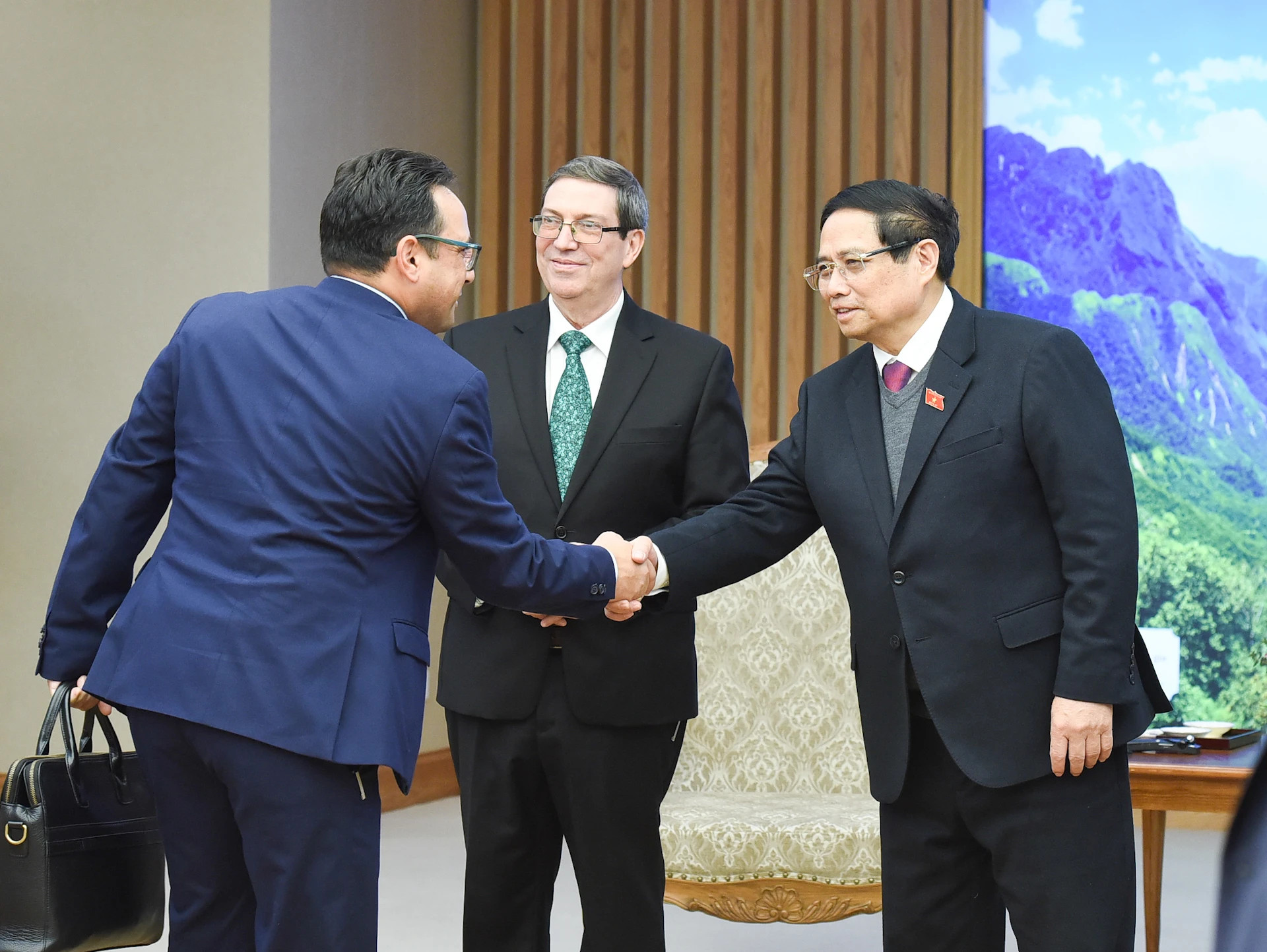 政府总理范明正欢迎陪同古巴外交部长罗德里格斯的古方代表团成员。