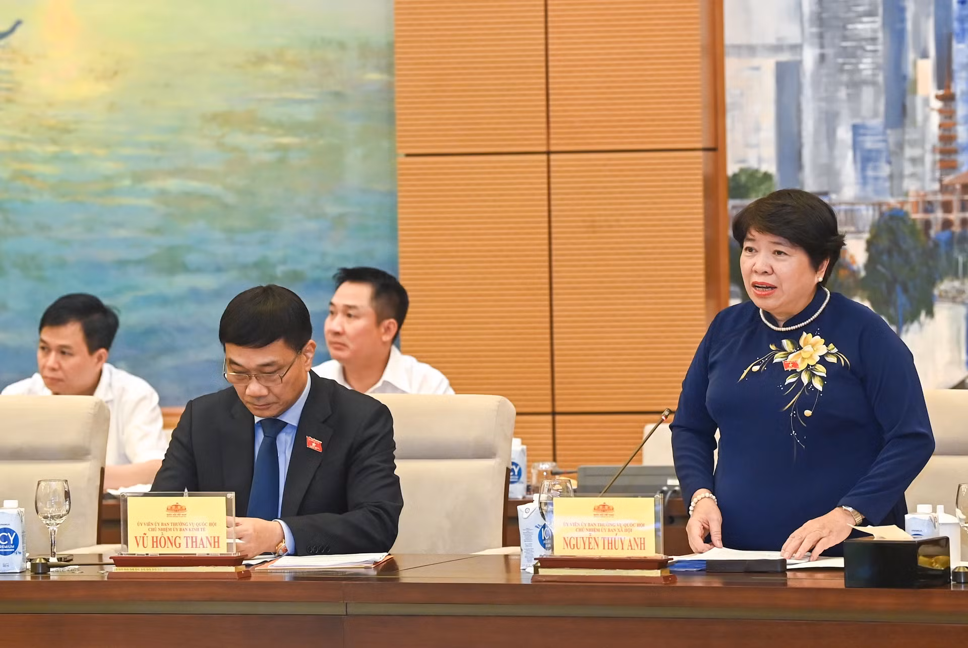 国会社会事务委员会主任、第十五届国会女性国会代表小组主席阮翠英发表讲话。