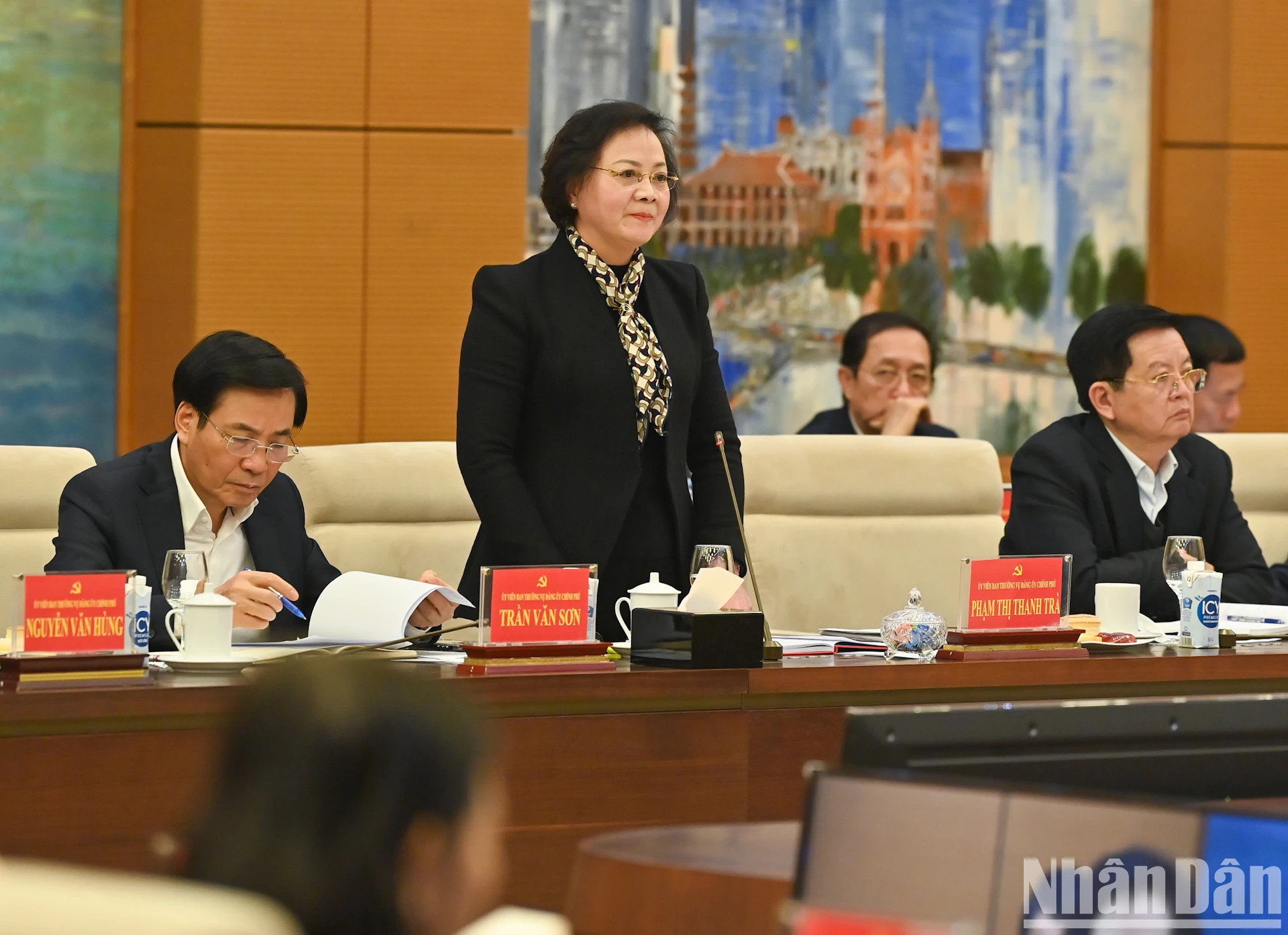 内务部部长范氏青茶在会上发表讲话。 内务部部长范氏青茶在会上发表讲话。