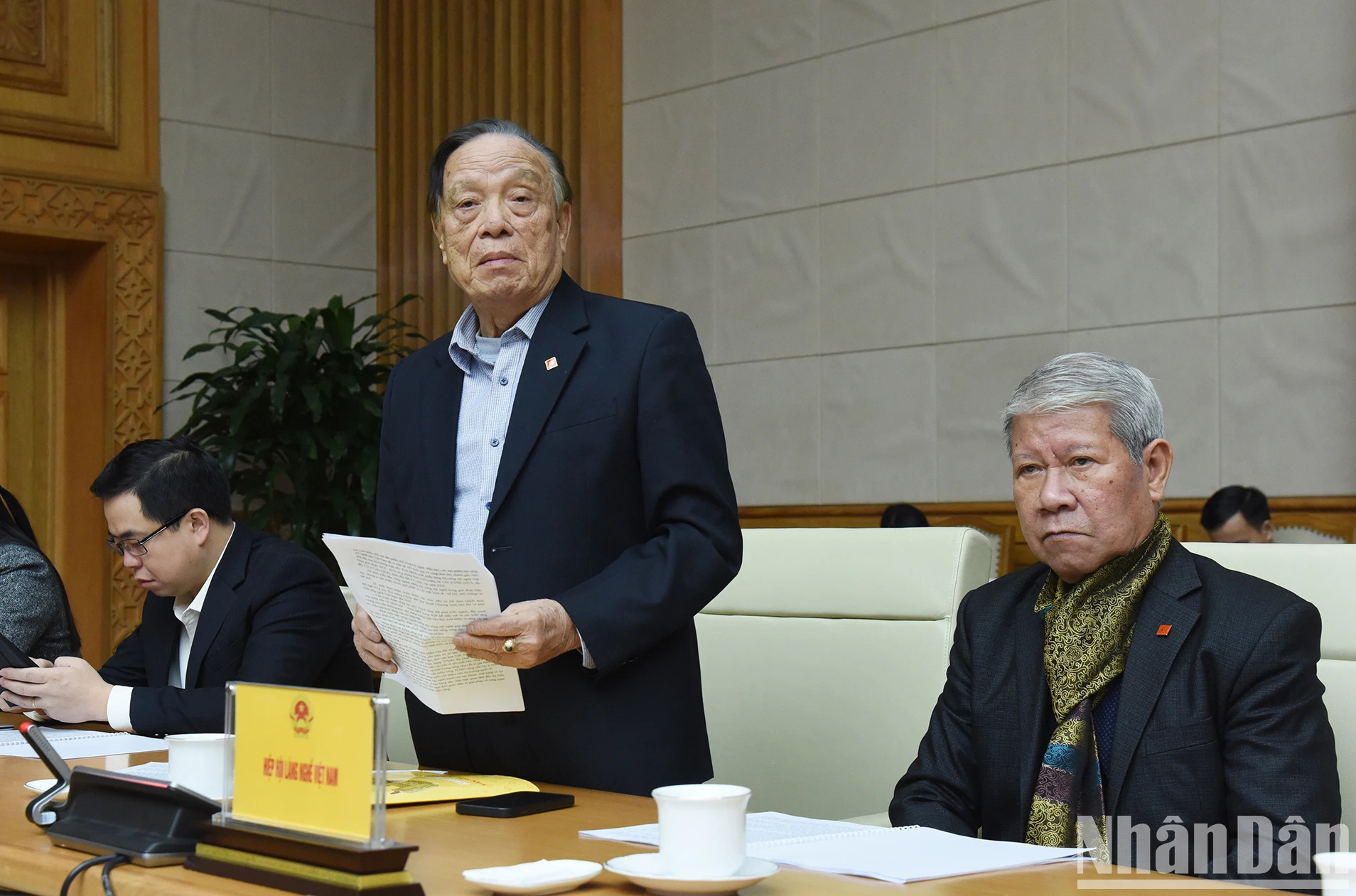 与会代表发表讲话。 与会代表发表讲话。