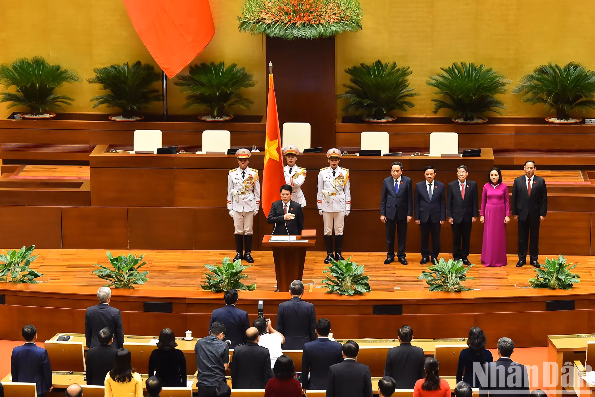 家主席梁强在国会前宣誓就职表示：“在祖国神圣的金星红旗下，在国会及全国选民和同胞面前，我——越南社会主义共和国主席梁强宣誓绝对忠诚于祖国、人民、越南社会主义共和国宪法；努力完成党、国家和人民赋予的任务”。