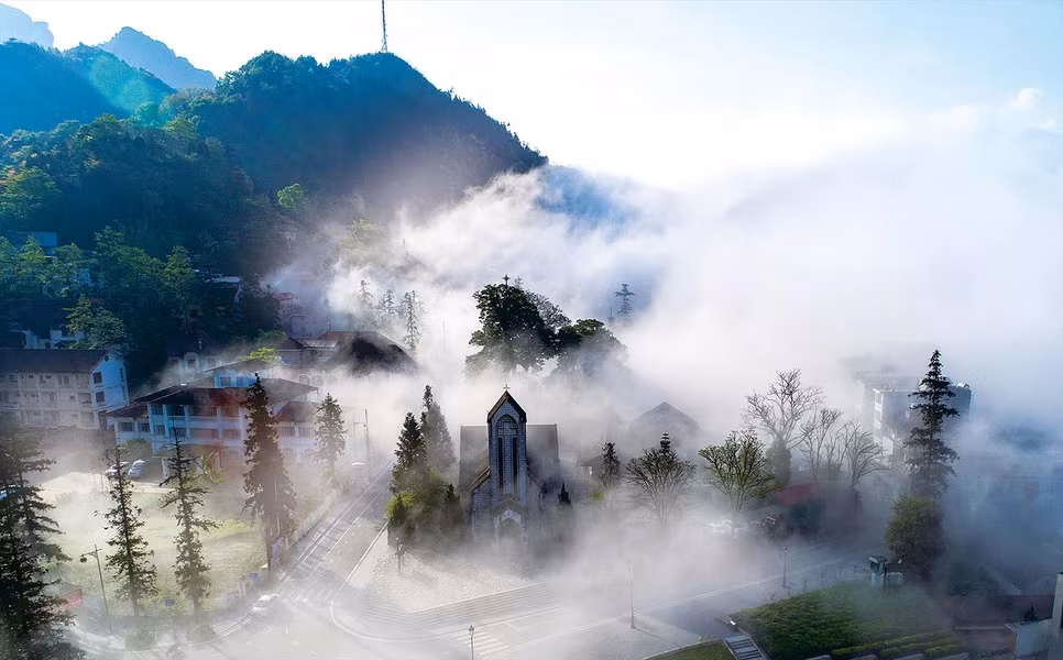 拥有近100年历史的沙巴石教堂依然保留着原本建筑风格，是烟雾中的沙巴的象征性工程。