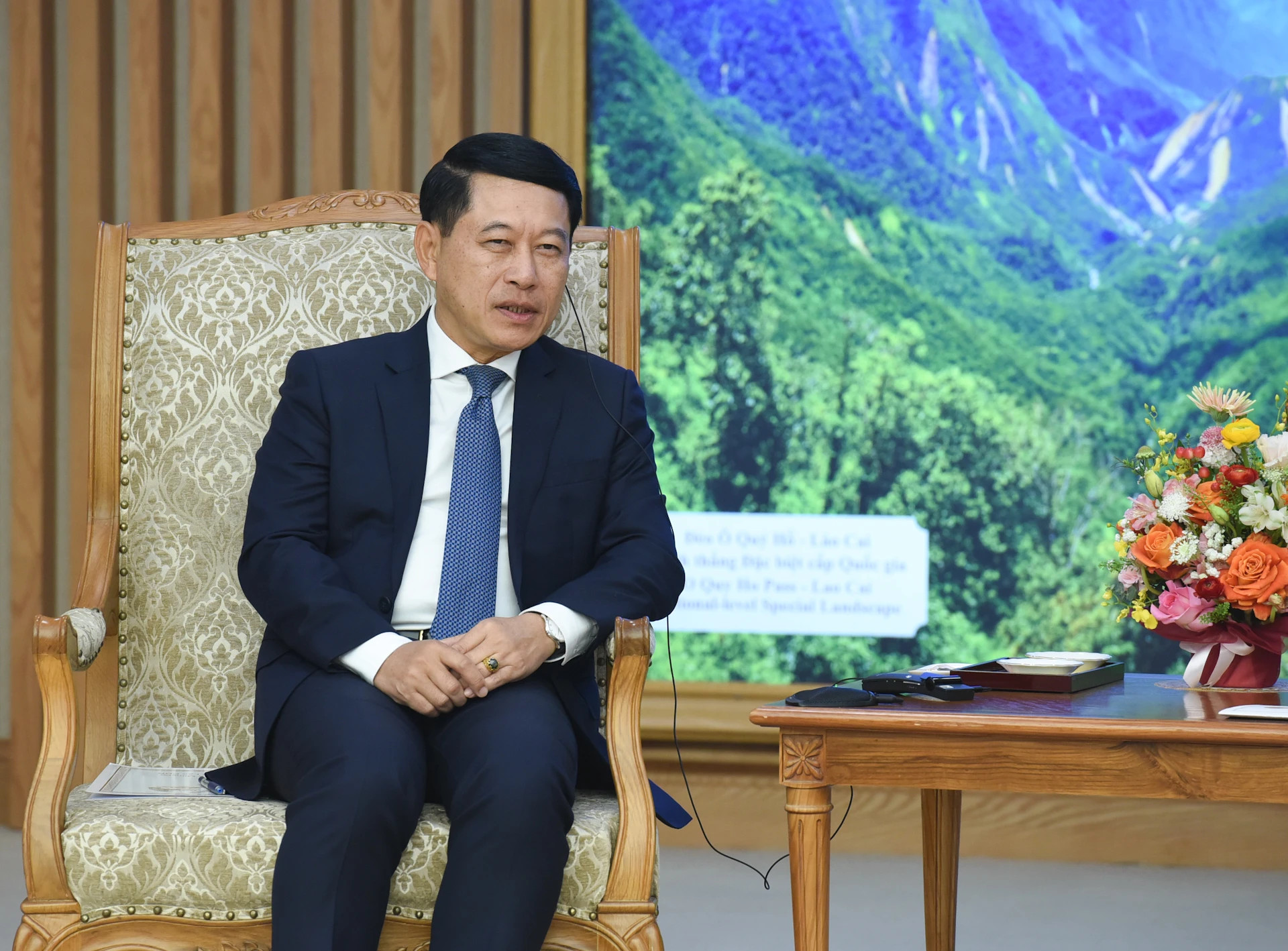 老挝副总理沙伦塞·贡马西发表讲话。