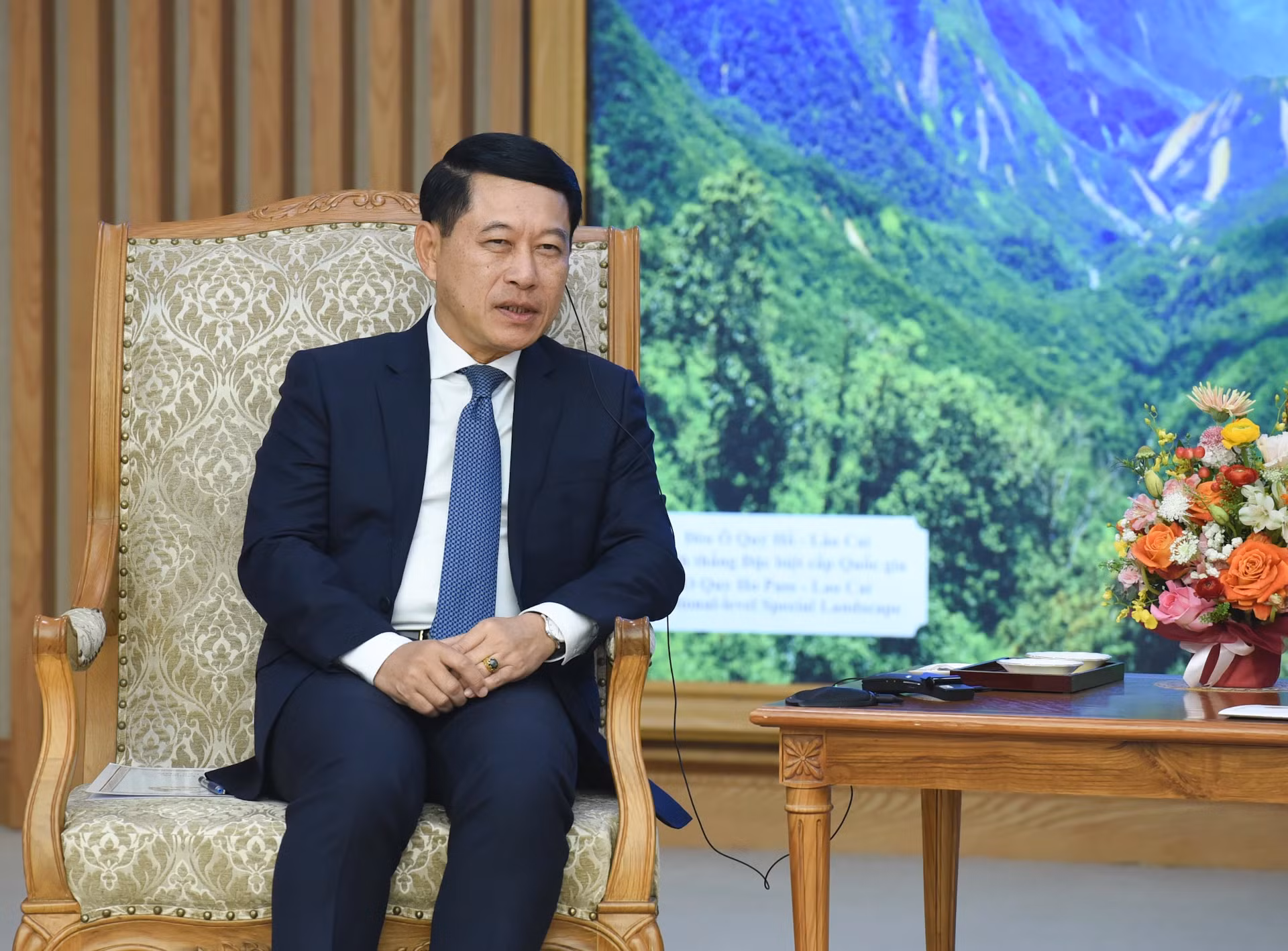 老挝副总理沙伦塞·贡马西发表讲话。