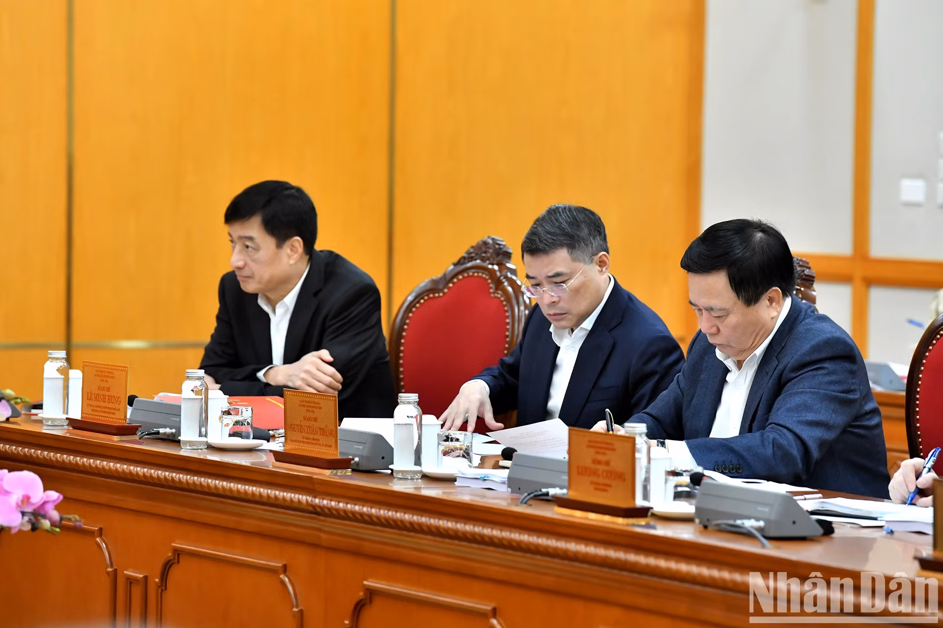 指导委员会成员与会。