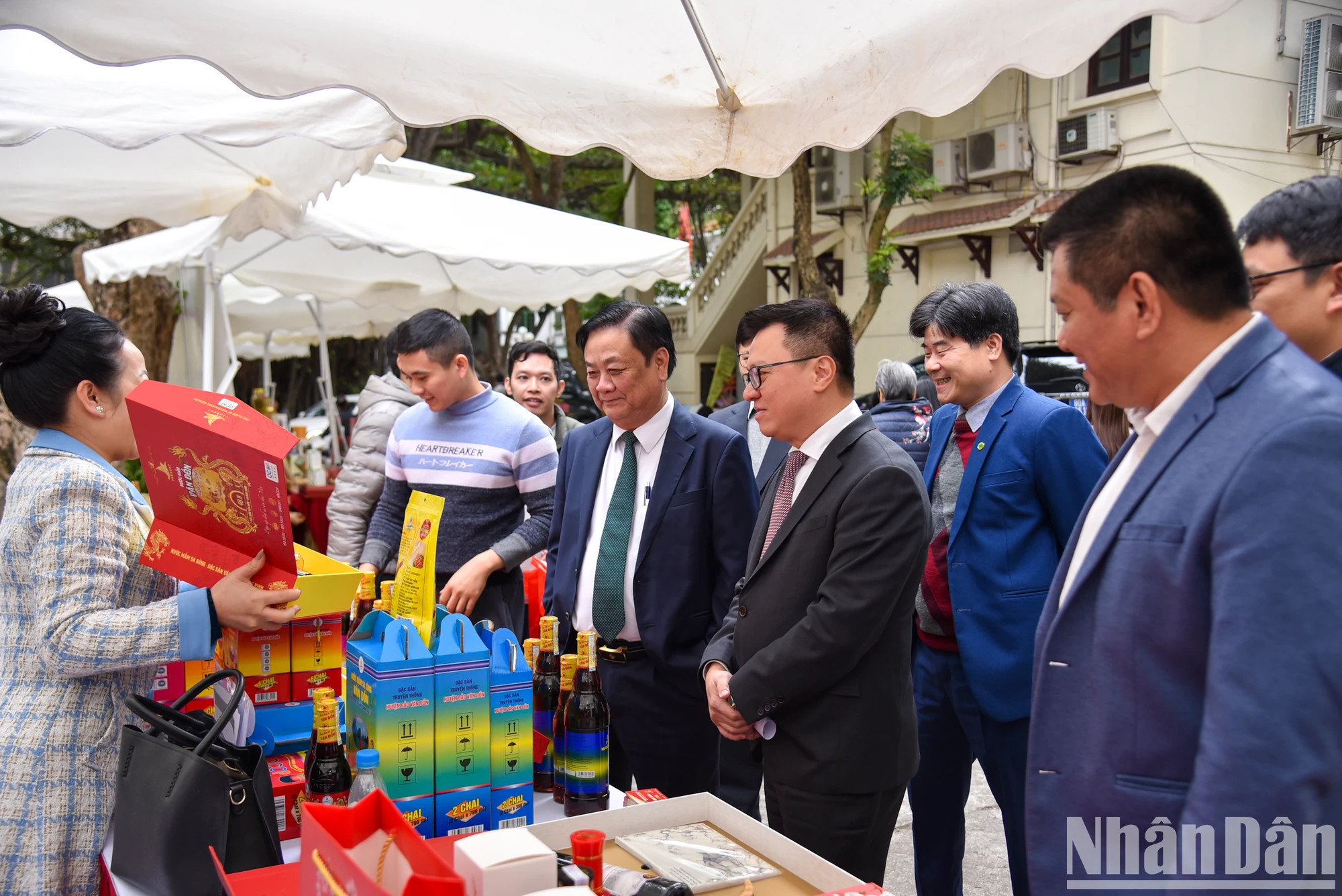 越共中央委员、越南《人民报》社总编辑、中央宣教部副部长、越南新闻工作者协会主席黎国明和越南农业与农村发展部部长黎明欢和各位代表参观展位。