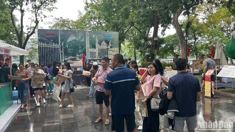 当天10时30分,雨停了,前来参观展会的人数也越来越多。 当天10时30分,雨停了,前来参观展会的人数也越来越多。