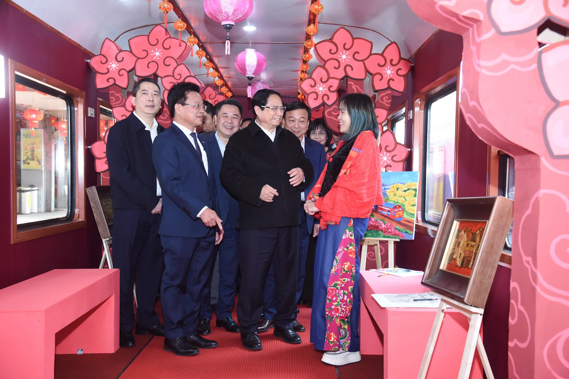 范明正总理检查越南铁路总公司豪华旅游列车的服务质量。