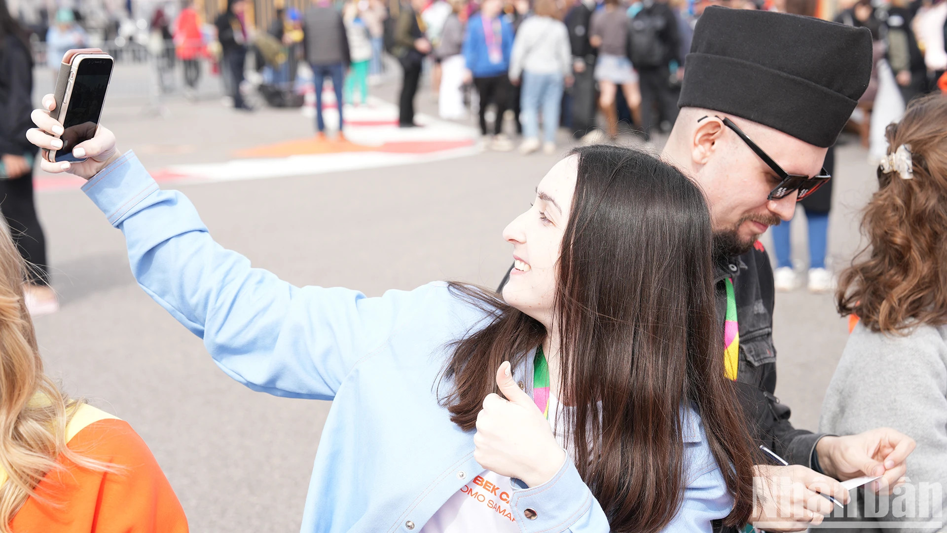 每个人都喜欢美味的食物,所以食物拉进我们的距离。 每个人都喜欢美味的食物,所以食物拉进我们的距离。