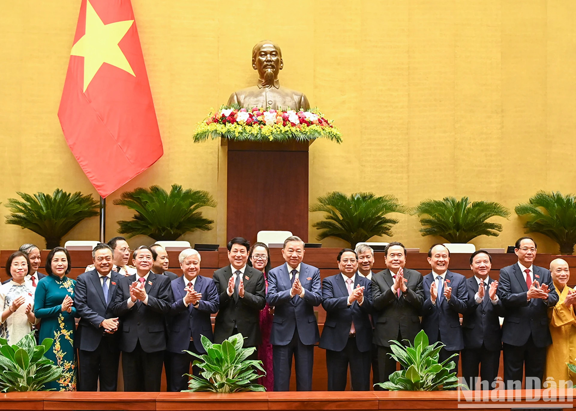 国家主席苏林,政府总理范明正,国会主席陈青敏,中央书记处常务书记梁强,越南祖国阵线中央委员会主席杜文战,党和国家领导、国会代表一同出席越南第十五届国会第七次会议闭幕式。 国家主席苏林,政府总理范明正,国会主席陈青敏,中央书记处常务书记梁强,越南祖国阵线中央委员会主席杜文战,党和国家领导、国会代表一同出席越南第十五届国会第七次会议闭幕式。