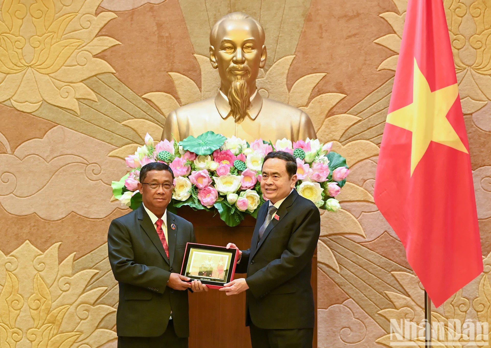 越南国会主席陈青敏向老挝国会副主席苏温·伦奔米赠送纪念品。