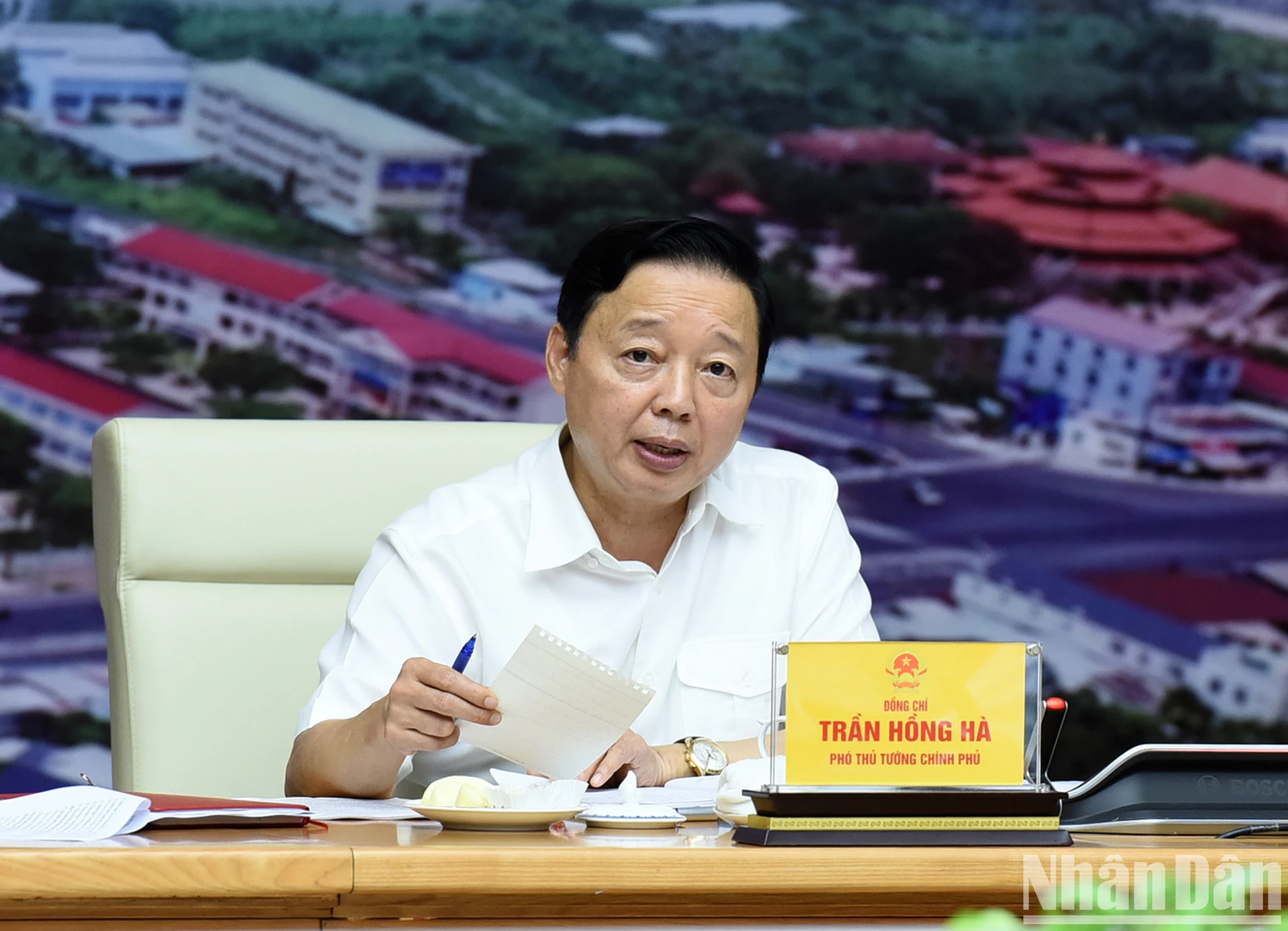 政府副总理陈红河在会上发表讲话。