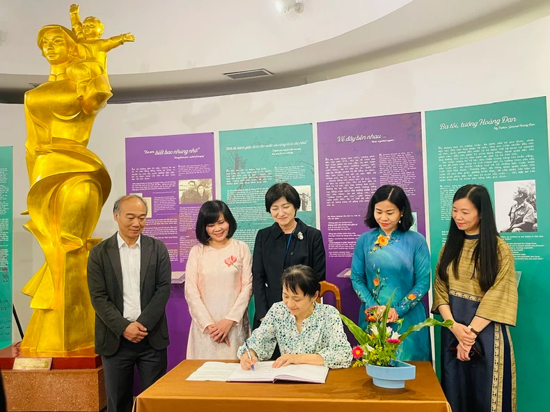 石破佳子女士在越南妇女博物馆的纪念簿上留言。 石破佳子女士在越南妇女博物馆的纪念簿上留言。