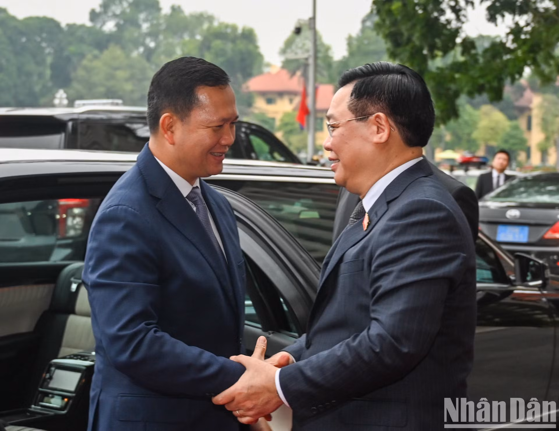 越南国会主席王廷惠欢迎柬埔寨首相洪玛奈。